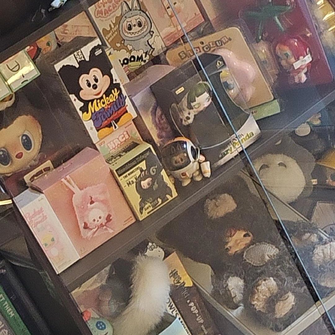 Pop Mart Skullpanda Lazy Panda Plush Doll Pendant, Pop Mart Labubu The Monsters Wacky Mart Series Earphone Case 착용 스타일 - 2