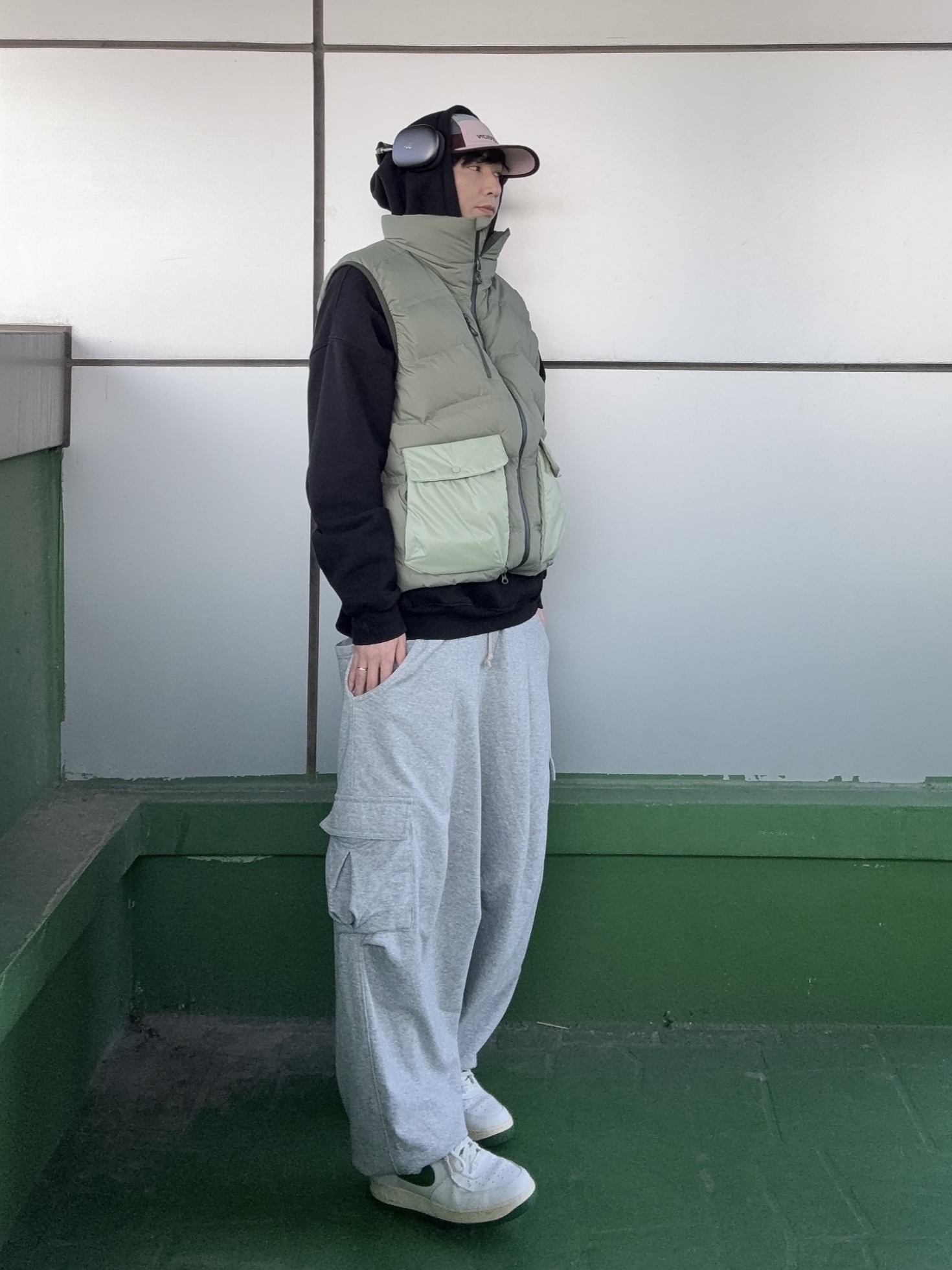 Nike Air Force 1 '07 LV8 Varsity White Pine Green, IAB Studio Hoodie Black 착용 스타일 - 1