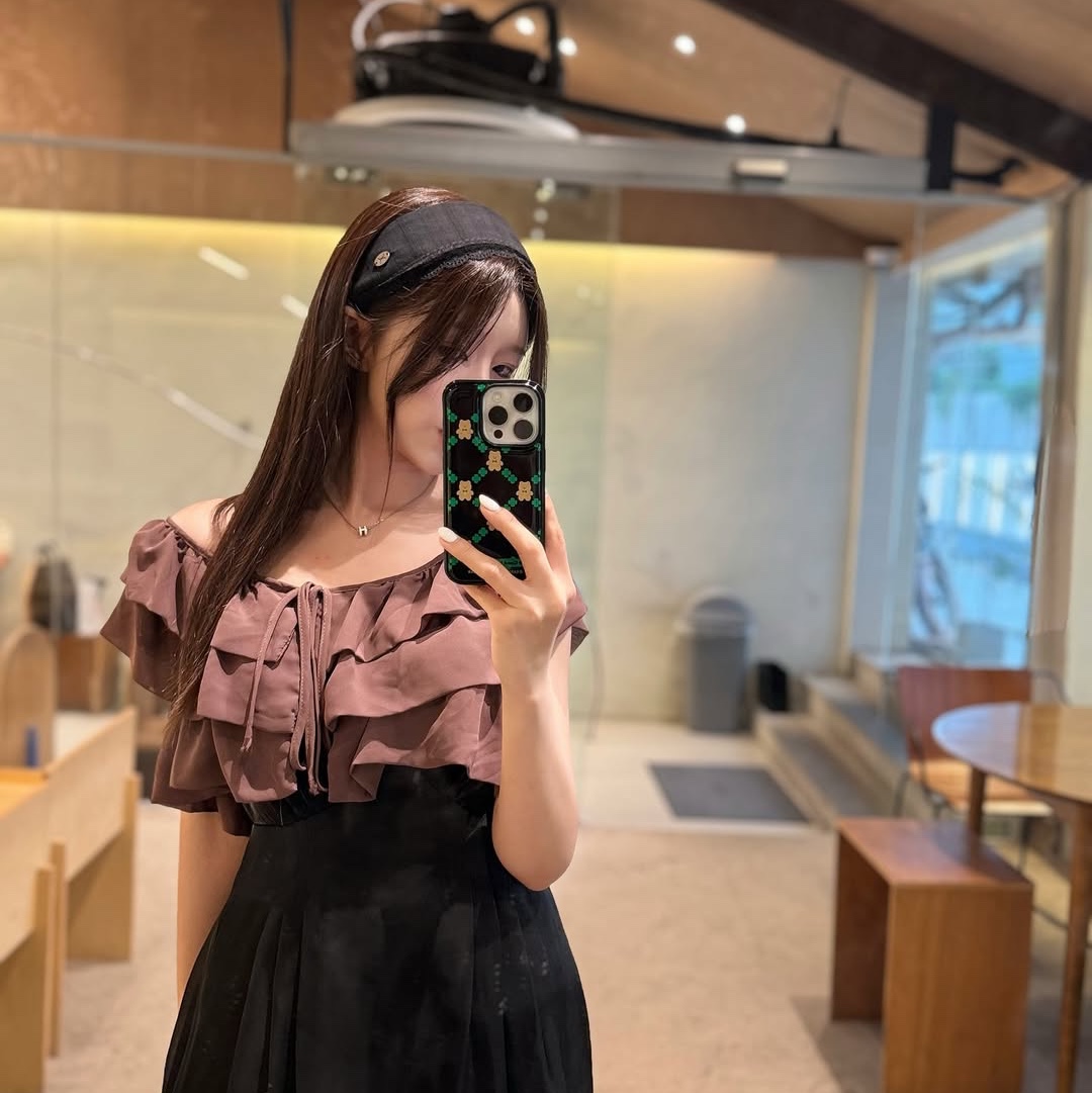 [EARPEARP X LOTTE GUM] Covy in Clover Line Epoxy Case 착용 스타일 - 2
