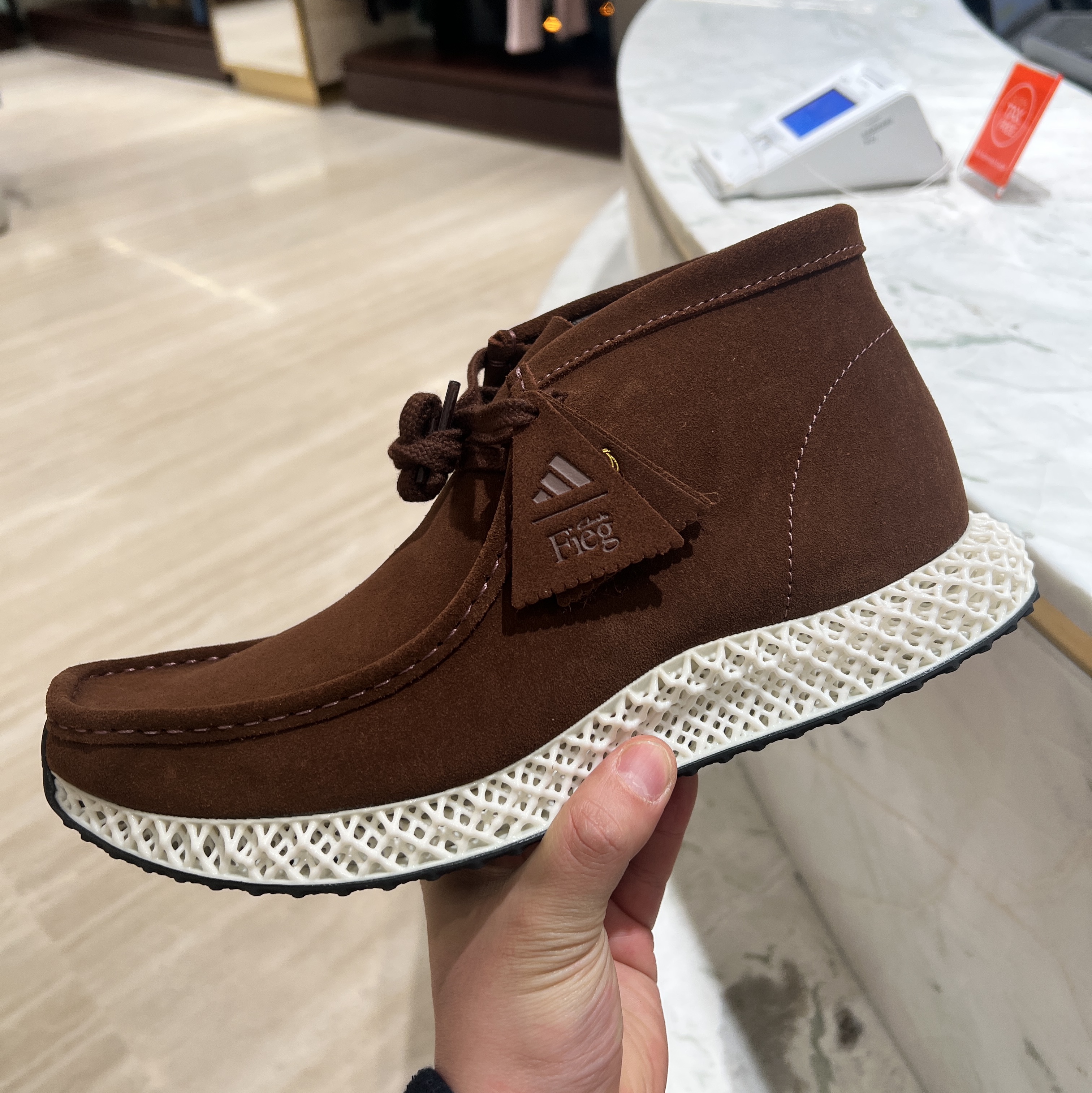 Adidas x Clarks x Ronnie Fieg 8th Street Wallabee 4D Mid Chesnut 착용 스타일 - 1