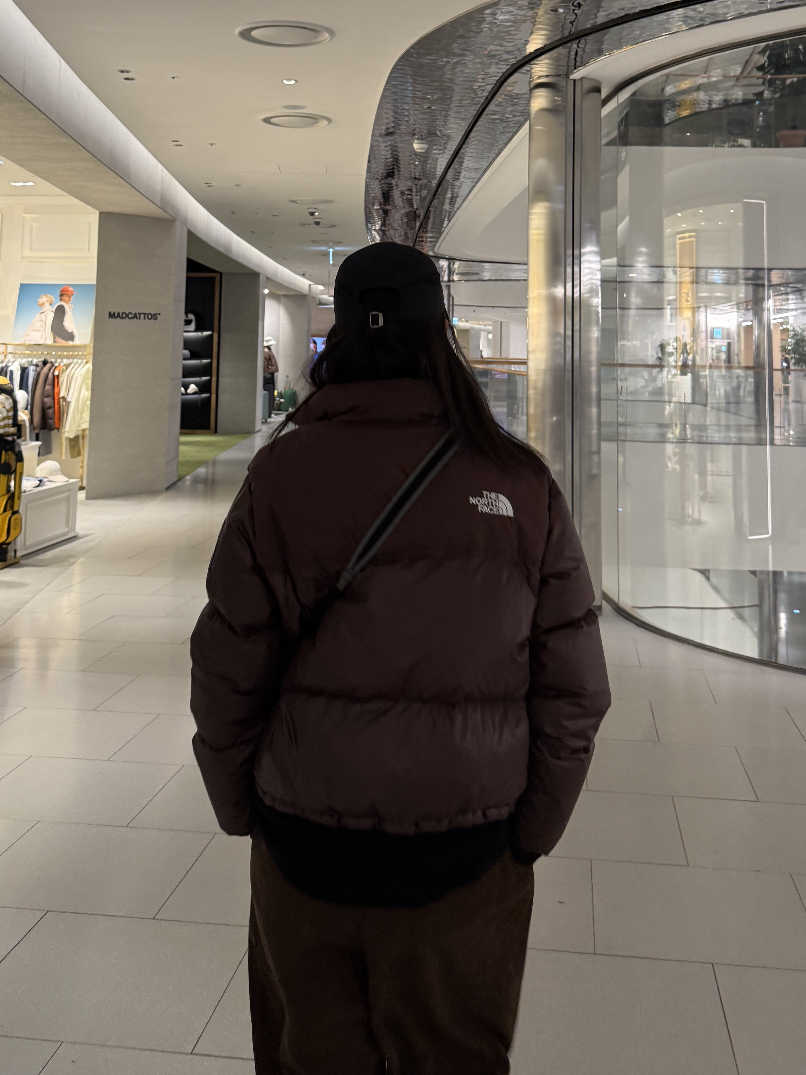 (W) The North Face White Label Novelty Nuptse Down Jacket Cocoa Brown, Salomon Ultimo 2L Cross Bag Charcoal 착용 스타일 - 2