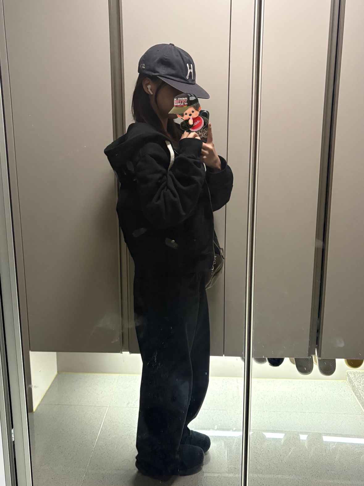 Hello Sunrise H Logo Cotton Relaxed Fit 6Panel Cap Charcoal, SATUR Teo Cotton All Day Hood Zip-up Palette Black 착용 스타일 - 1