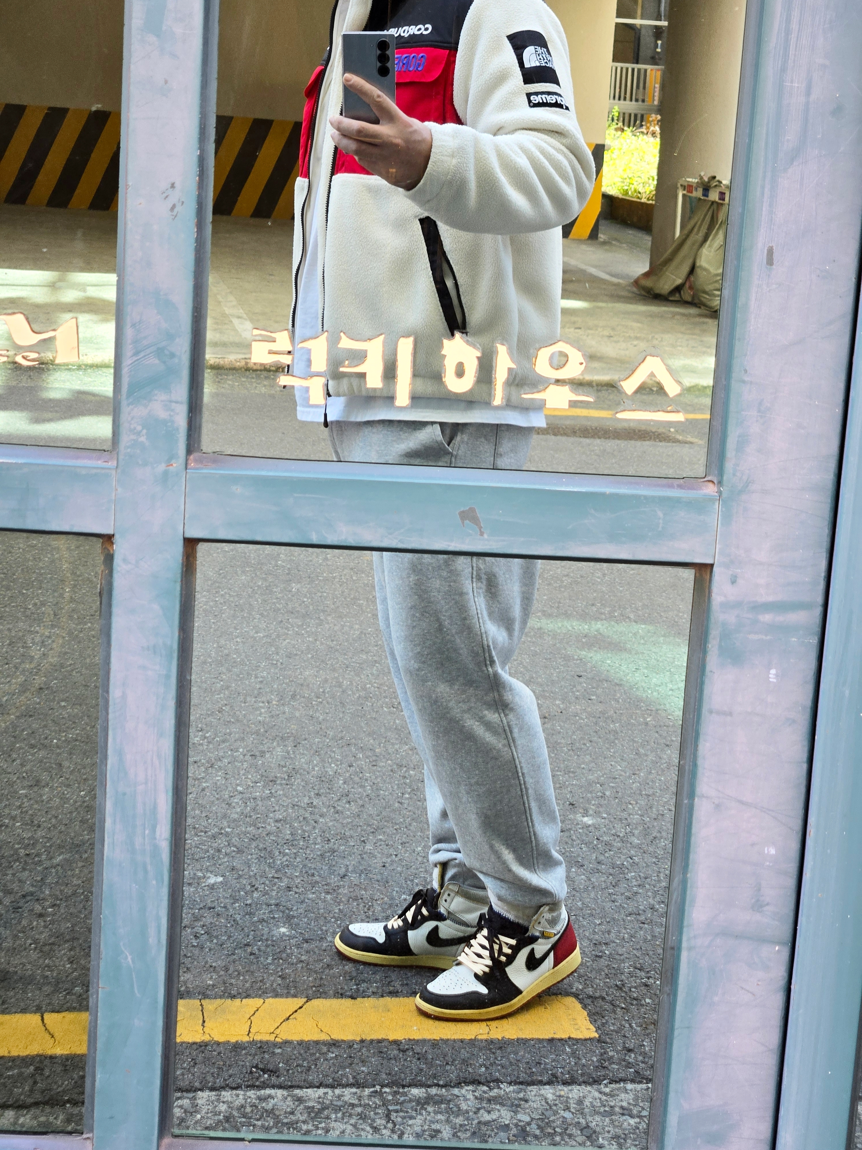 Jordan 1 x Union Retro High Black Toe, Supreme x The North Face Expedition Fleece Jacket White - 18FW 착용 스타일