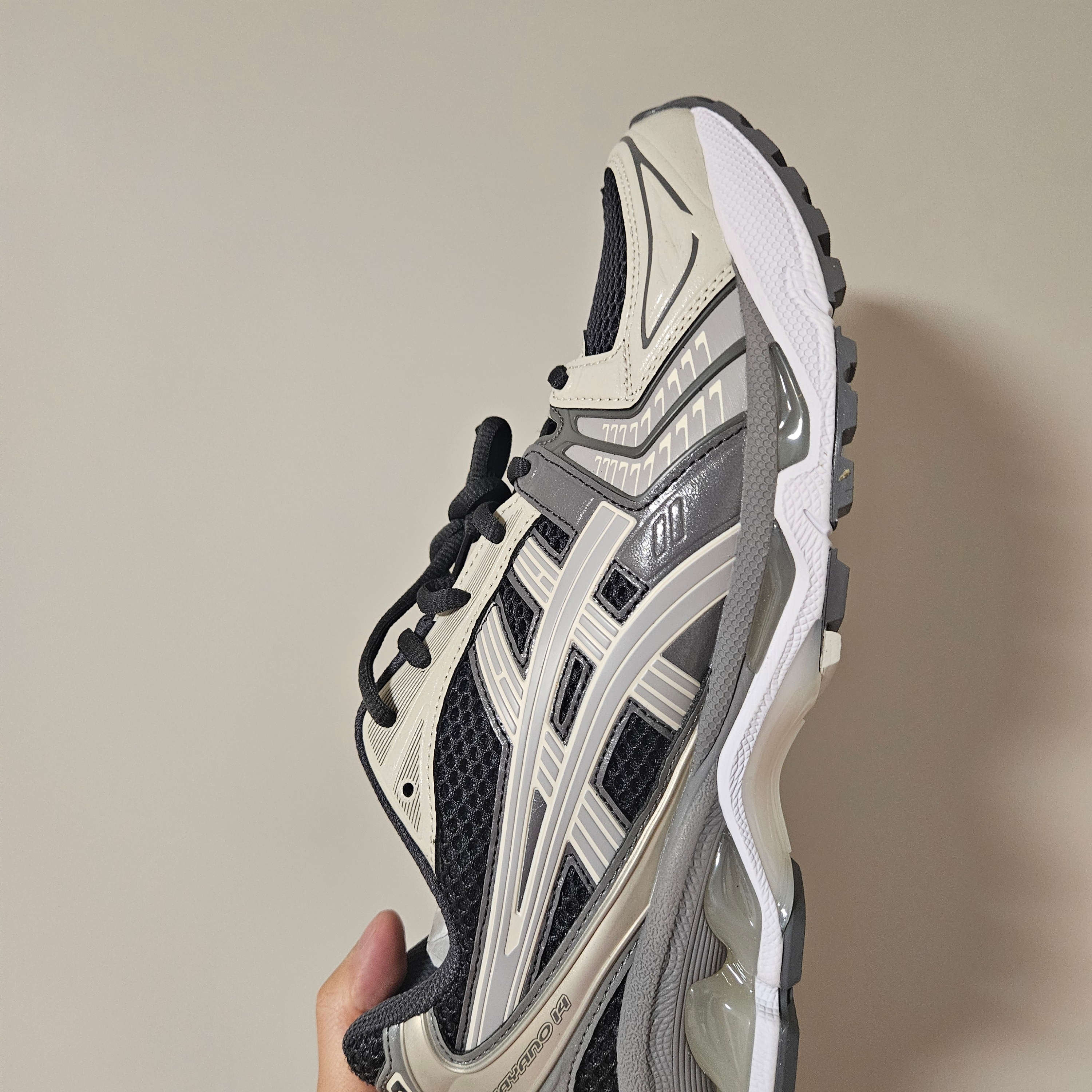 Asics Gel-Kayano 14 Obsidian Grey Cement Grey 착용 스타일