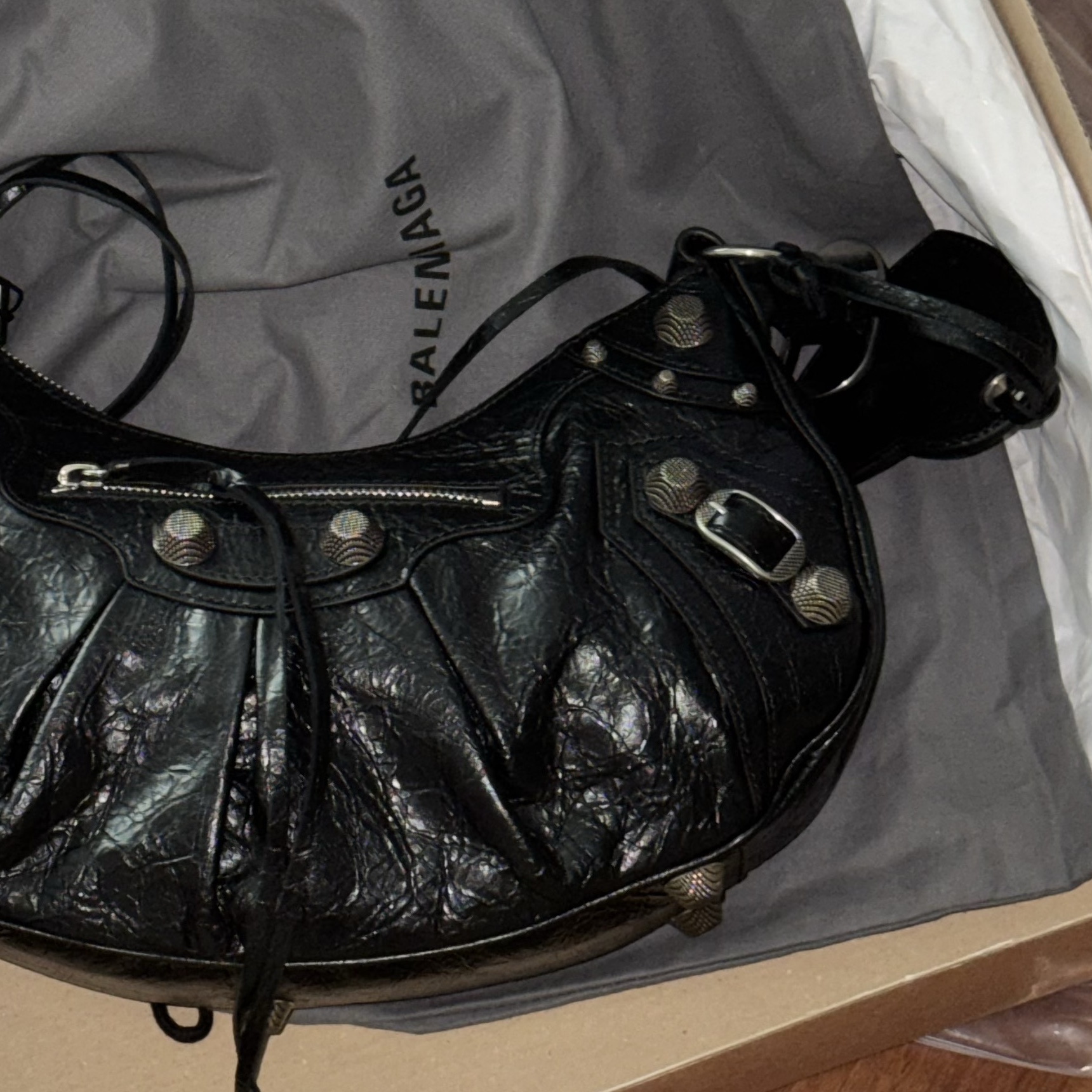 Balenciaga Le Cagole Small Shoulder Bag Black 착용 스타일