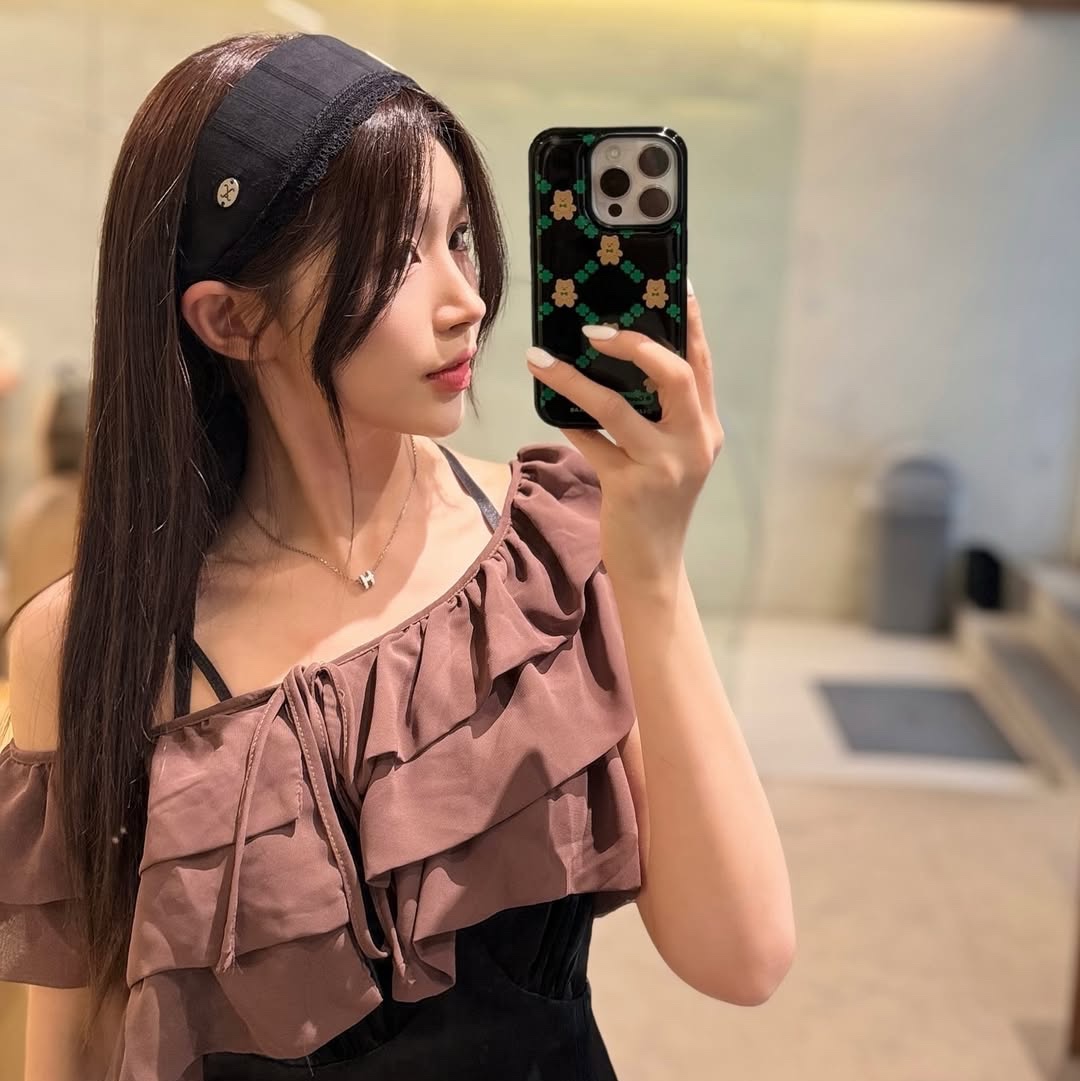 [EARPEARP X LOTTE GUM] Covy in Clover Line Epoxy Case 착용 스타일 - 1