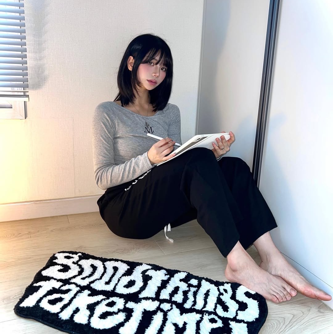 earpearp Good Things Take Time Rug Black 착용 스타일 - 1