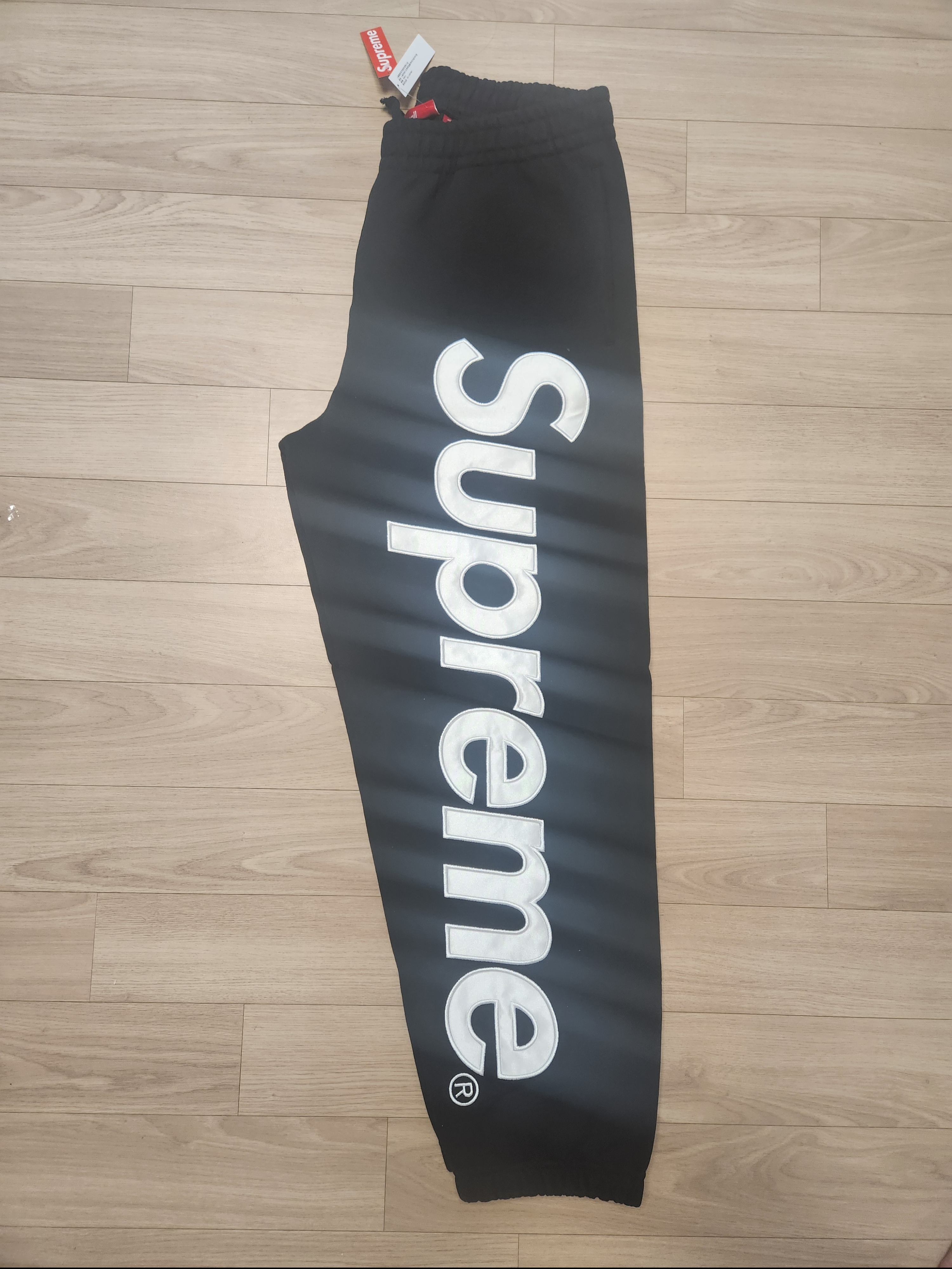 Supreme Satin Applique Sweatpant Black - 25FW 착용 스타일 - 3