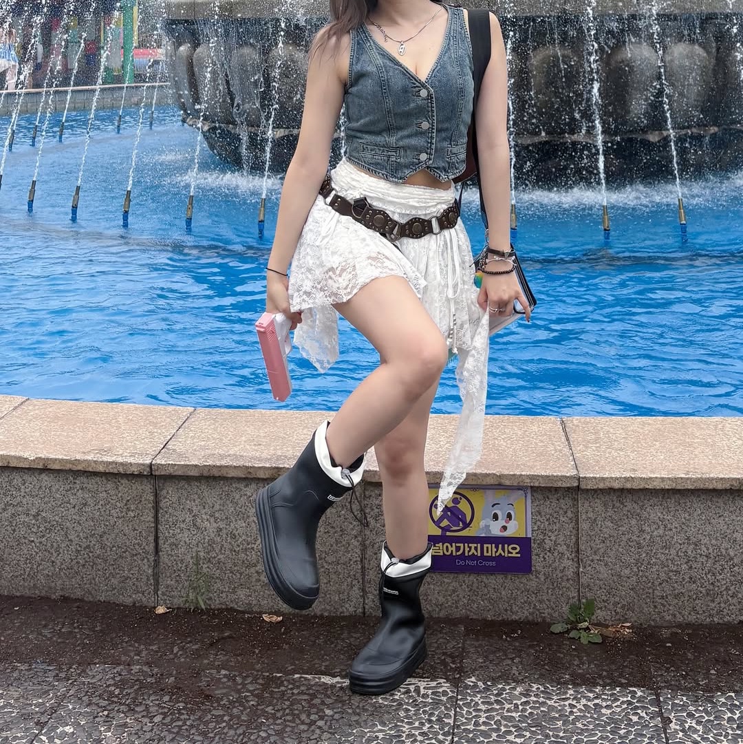 earpearp Sheer String Rain Boots Middle Black 착용 스타일 - 2