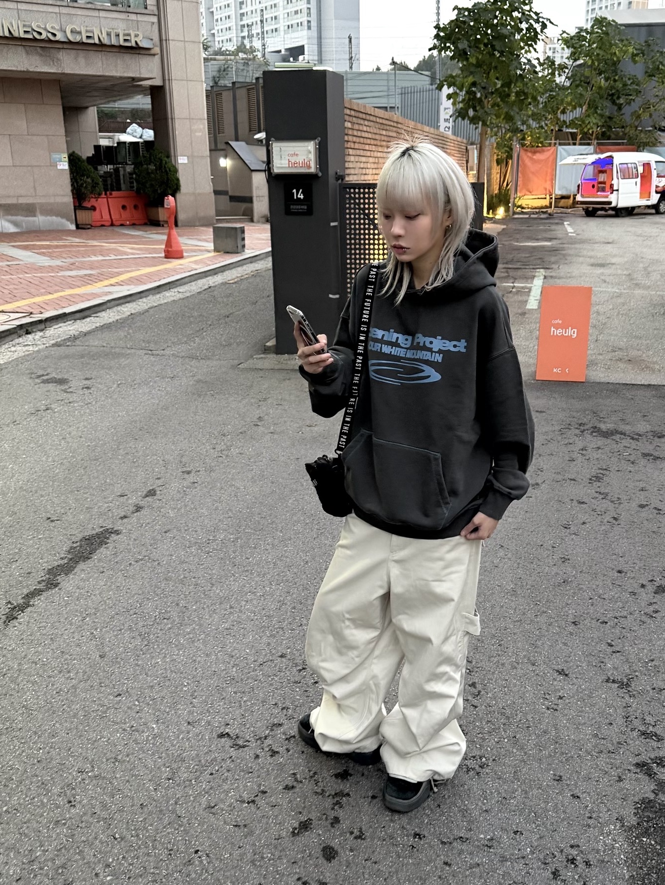 Opening Project Identity Hoodie Washed Black Blue, Kamien 247 All Day Baggy Pants Light Beige 착용 스타일 - 3
