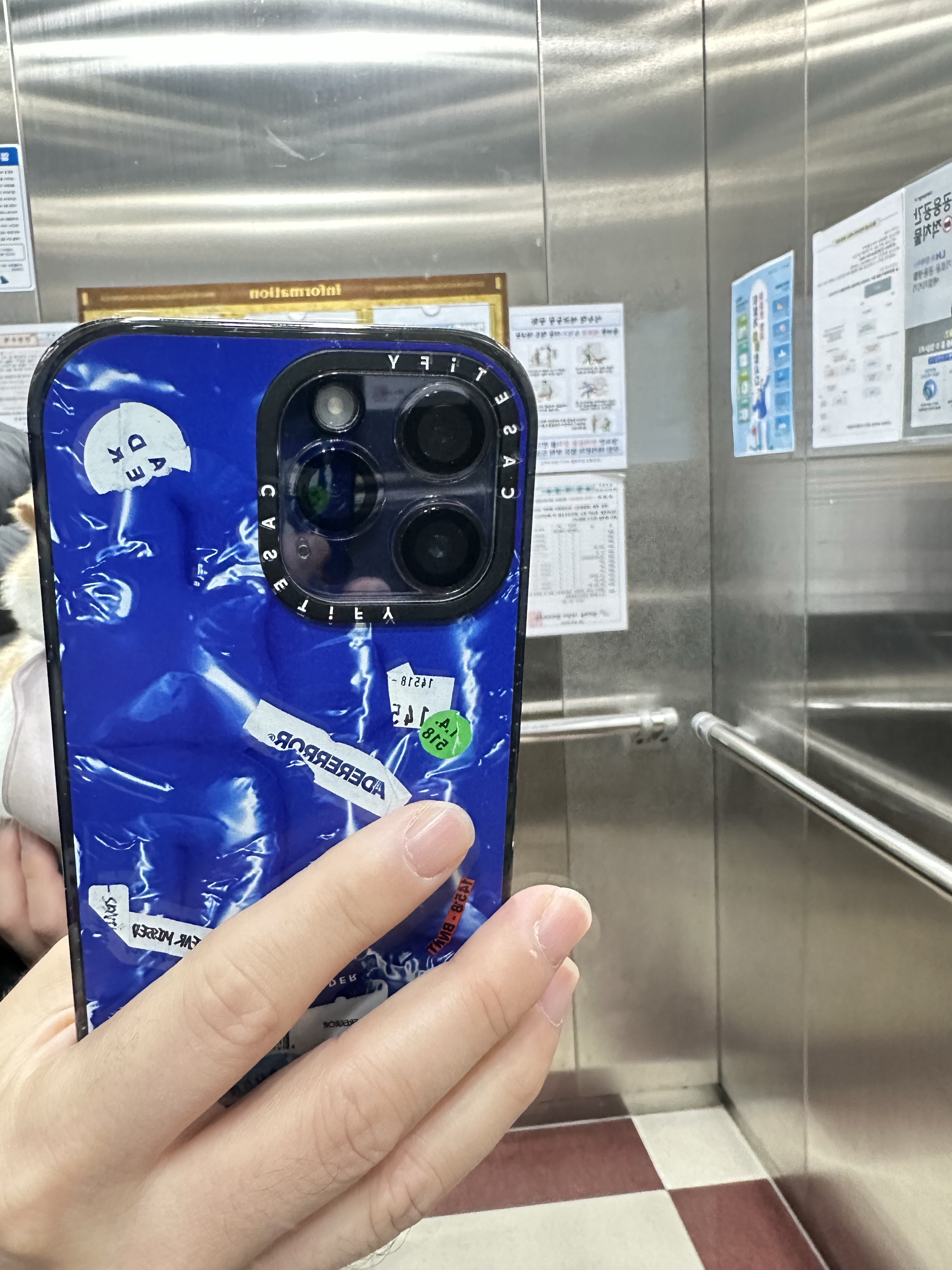 Casetify x Ader Error iPhone Tube Magsafe Case Blue 착용 스타일