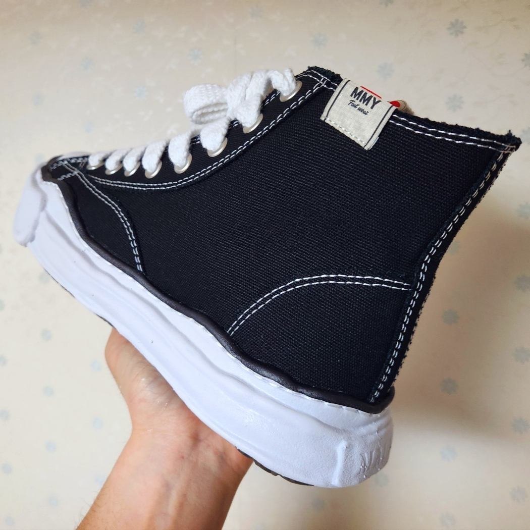 Maison Mihara Yasuhiro Peterson OG Sole Canvas High-top Sneakers Black 착용 스타일 - 3