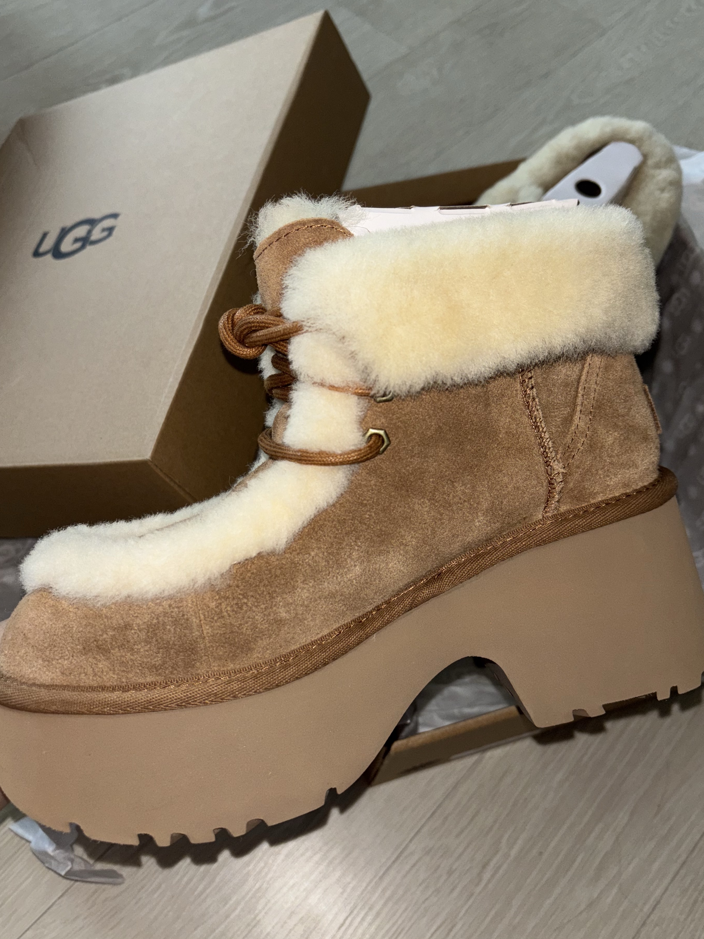 (W) UGG Esmee Lace Up Chestnut 착용 스타일 - 2