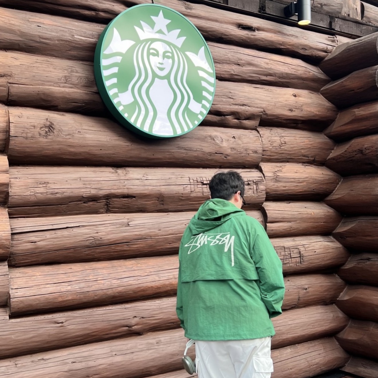 Stussy Wave Dye Beach Shell Jacket Pine, Apple AirPods Max Lightning Green (Korean Ver.) 착용 스타일 - 1