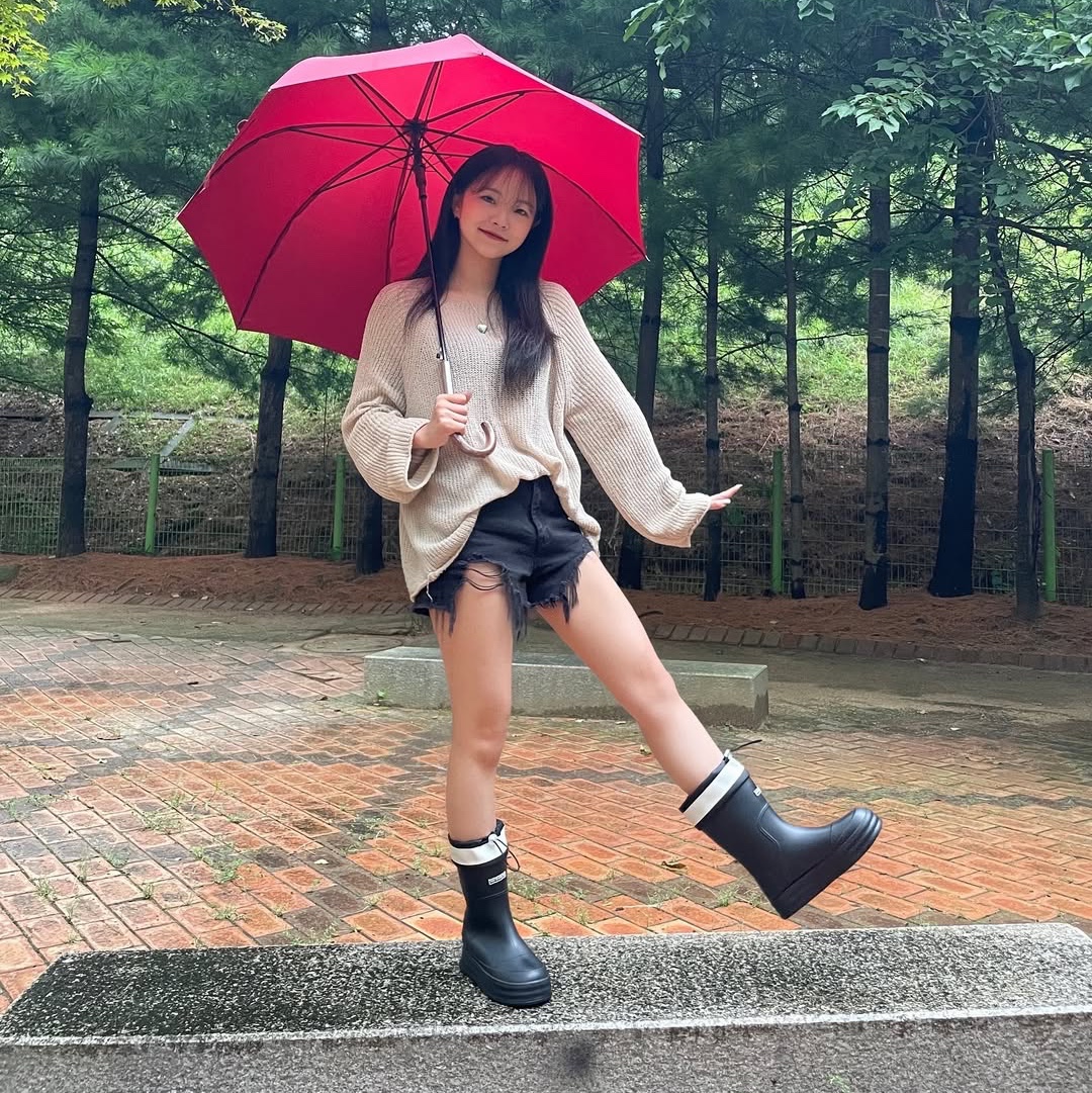 earpearp Sheer String Rain Boots Middle Black 착용 스타일