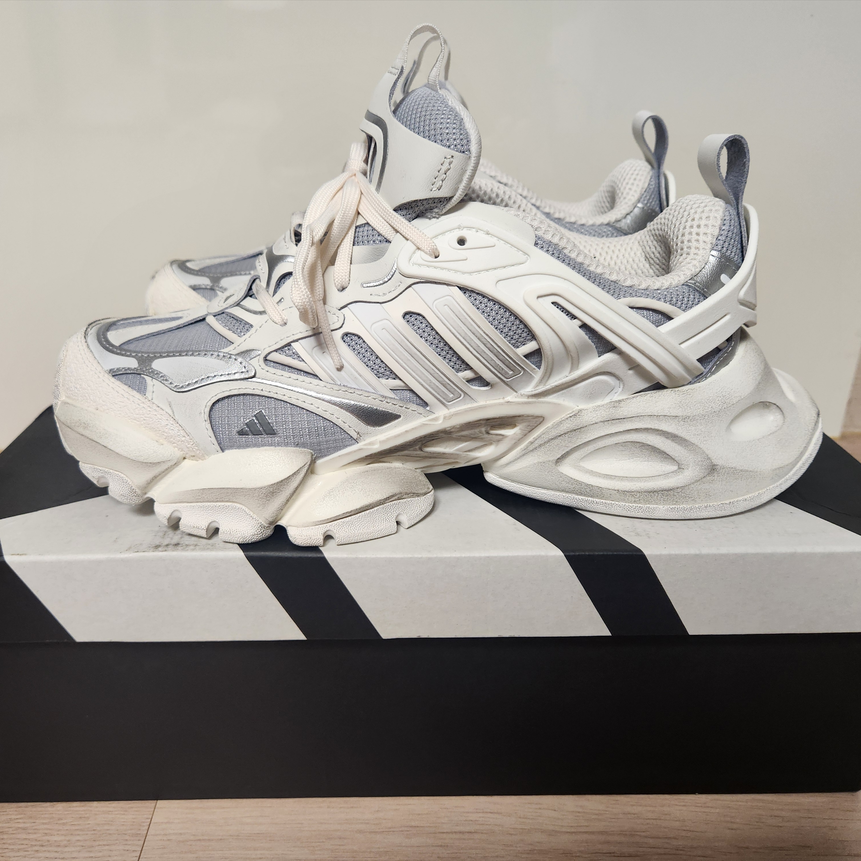 Adidas Vento XLG Deluxe Sneakers Core White Silver Metallic 착용 스타일 - 1