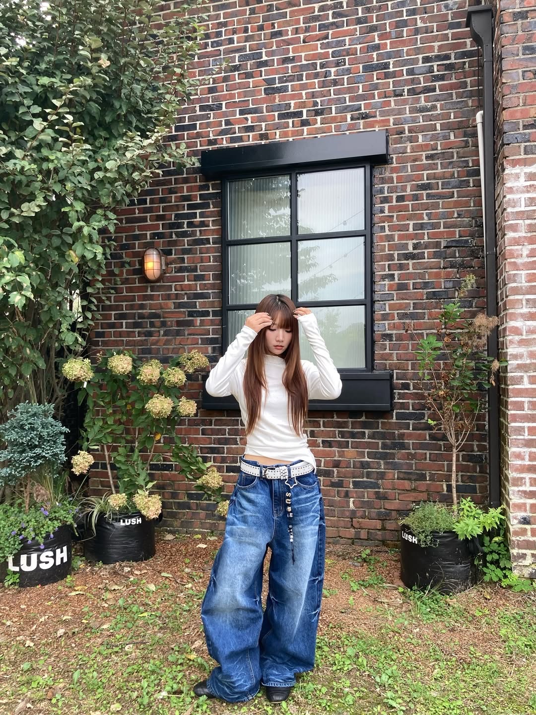 SSERPE Starry Night Washed Wide Denim Pants Blue 착용 스타일 - 2