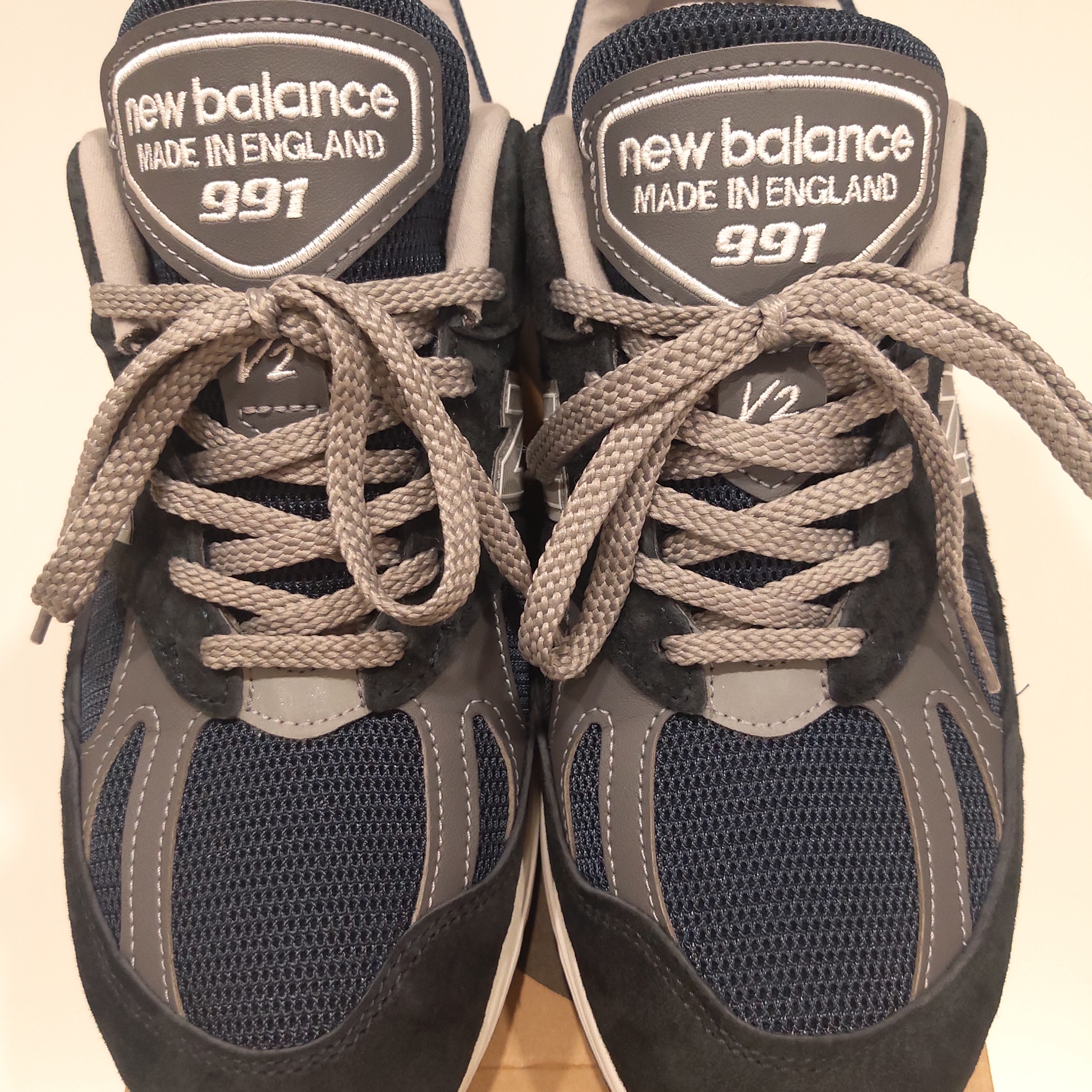 New Balance 991v2 Made in UK Dark Navy Smoked Pearl 착용 스타일 - 1