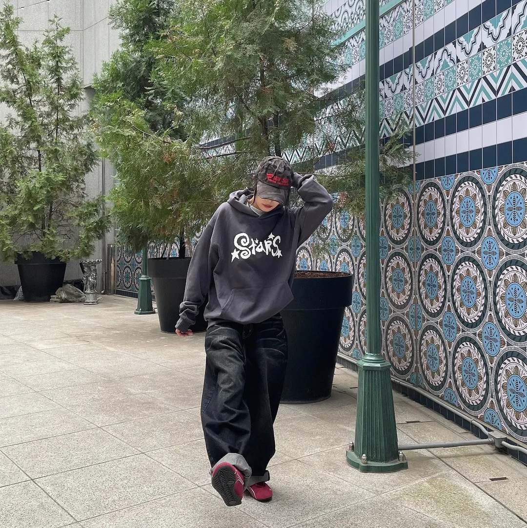 SSERPE Star Embossed Hoodie Charcoal, SSERPE Night Rider Curved Denim Pants Black 착용 스타일 - 2
