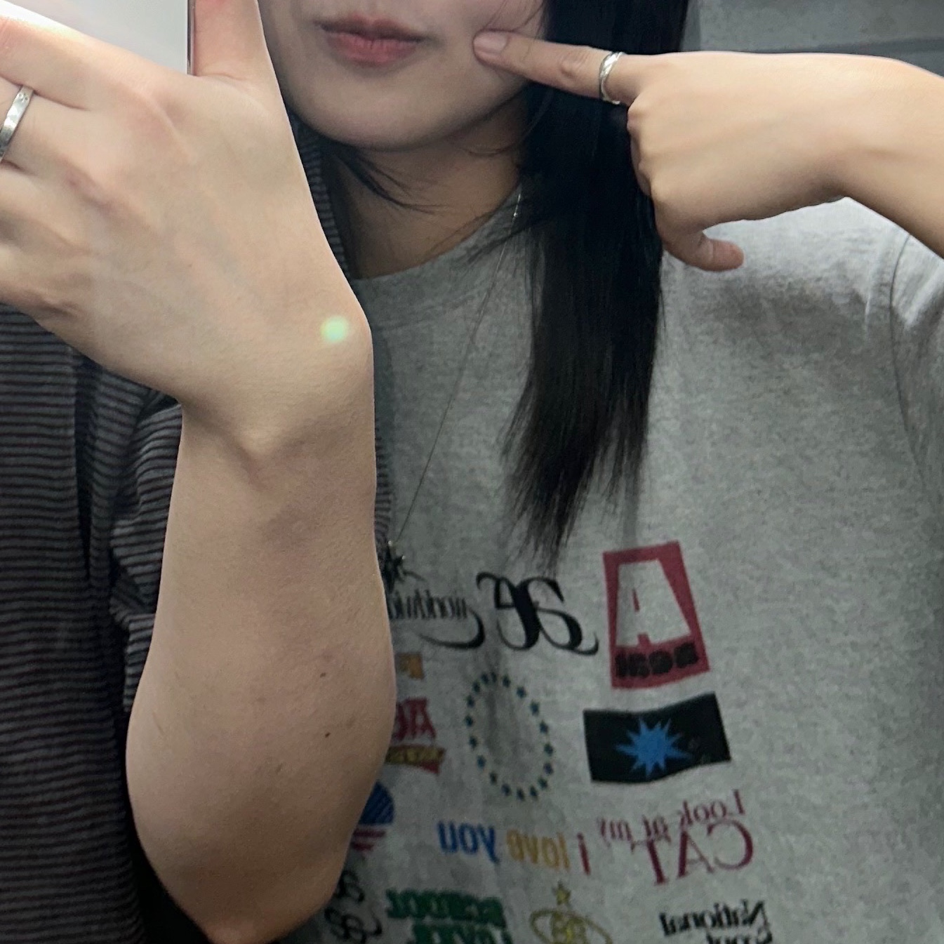 AEAE Sticker T-Shirts Melange Grey 착용 스타일