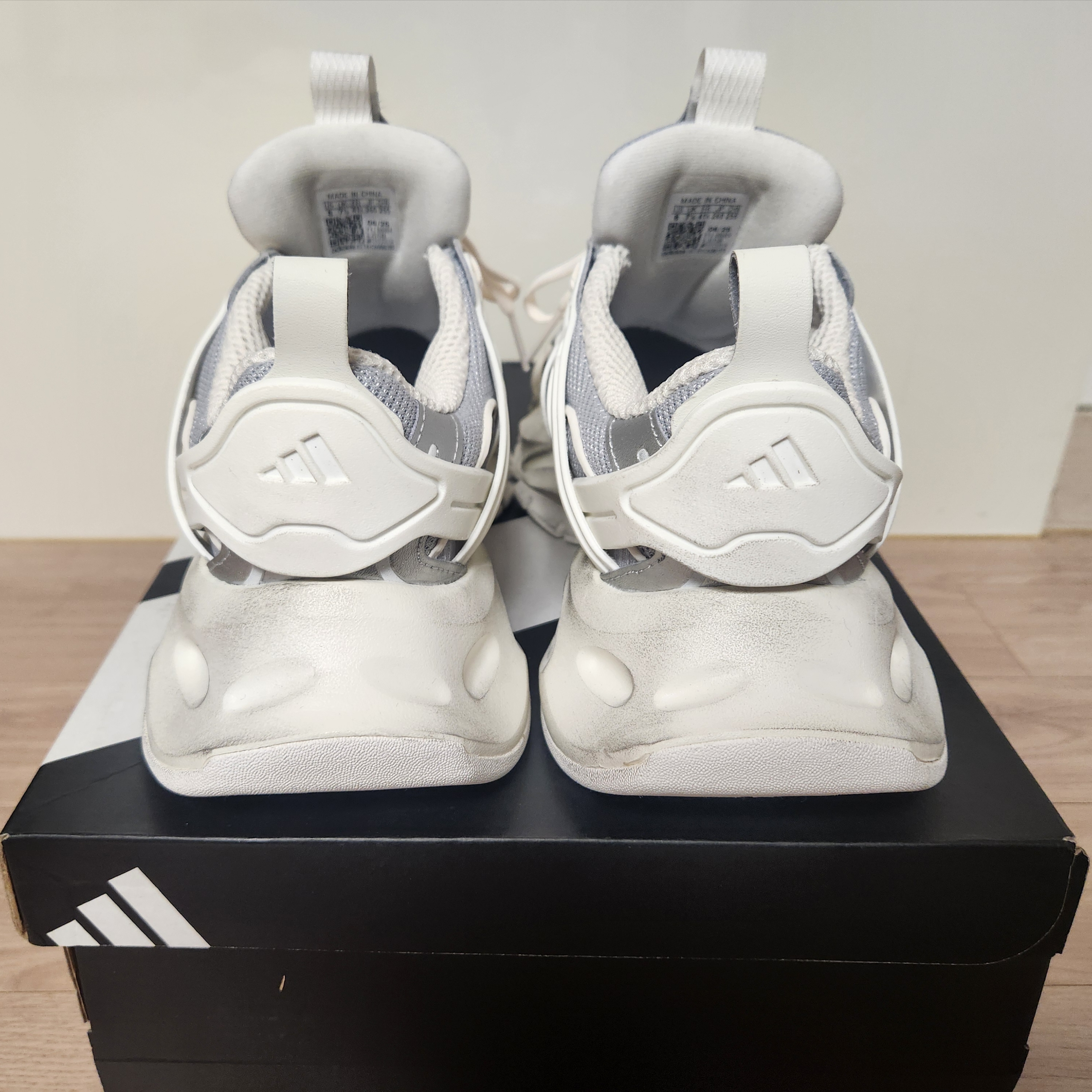 Adidas Vento XLG Deluxe Sneakers Core White Silver Metallic 착용 스타일 - 3