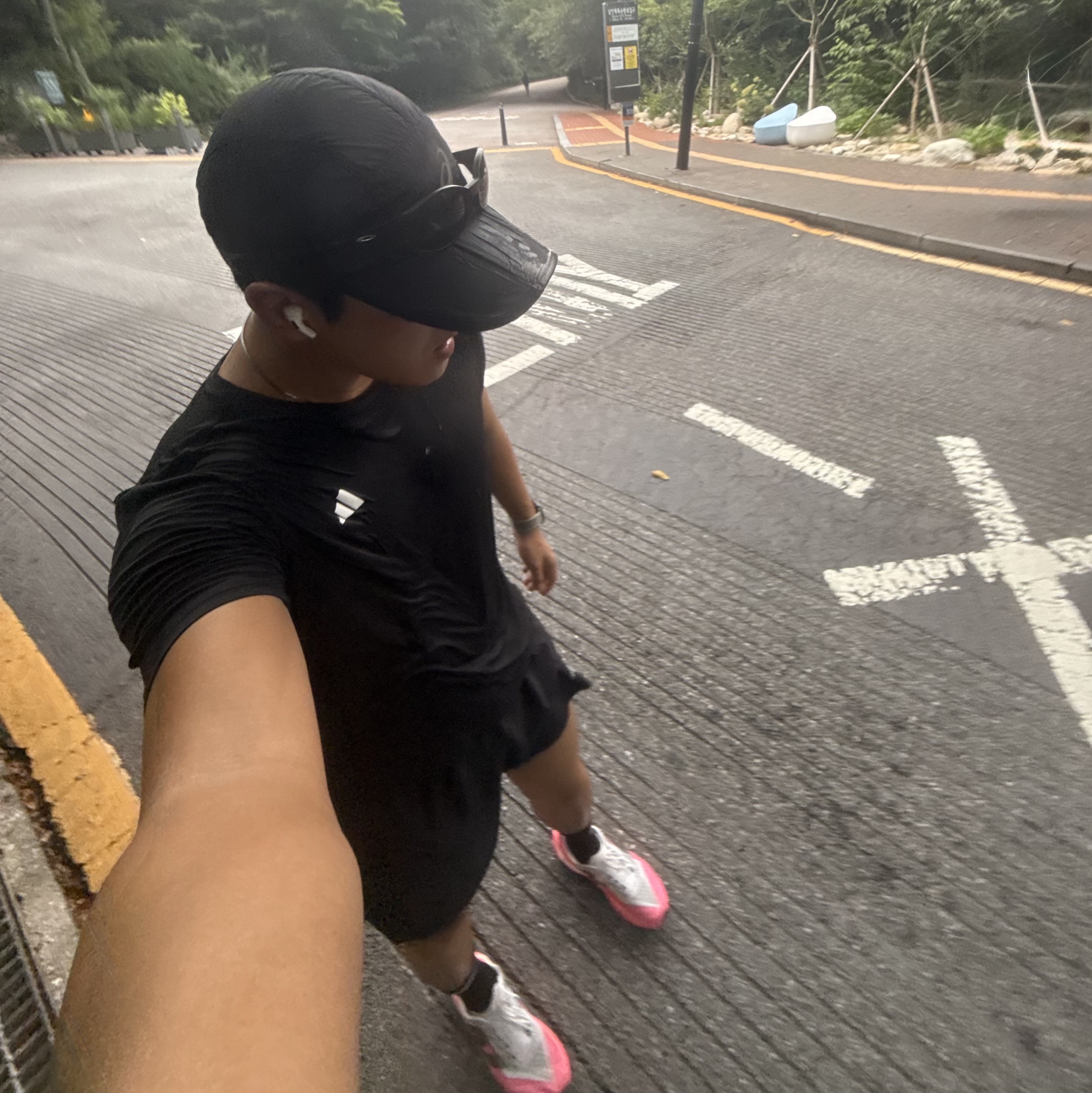 Asics Light Weight Cap Performance Black 착용 스타일
