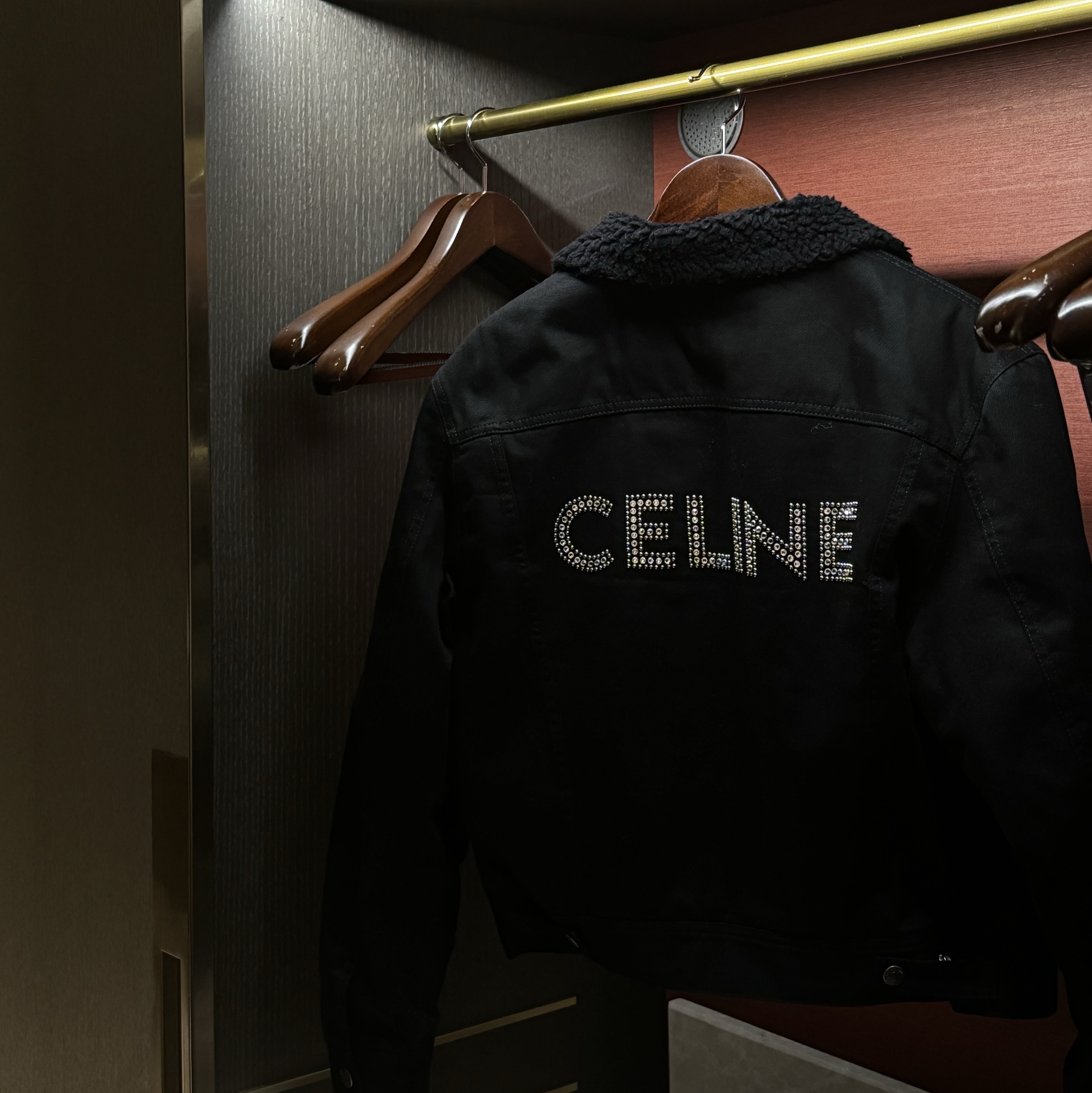 Celine Trucker Jacket in Pure Black Wash Denim Vintage Pure Black 착용 스타일 - 2