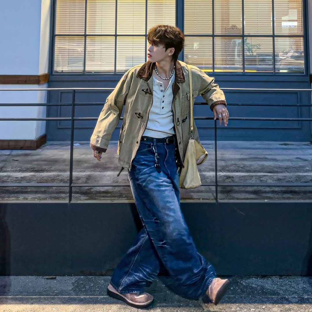 SSERPE Starry Night Washed Wide Denim Pants Blue 착용 스타일 - 2