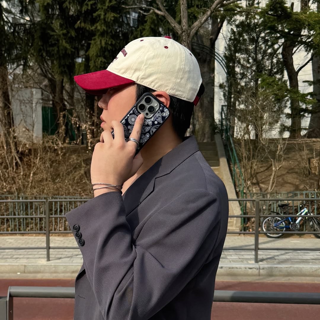 earpearp Paisley Navy Epoxy Case 착용 스타일 - 1