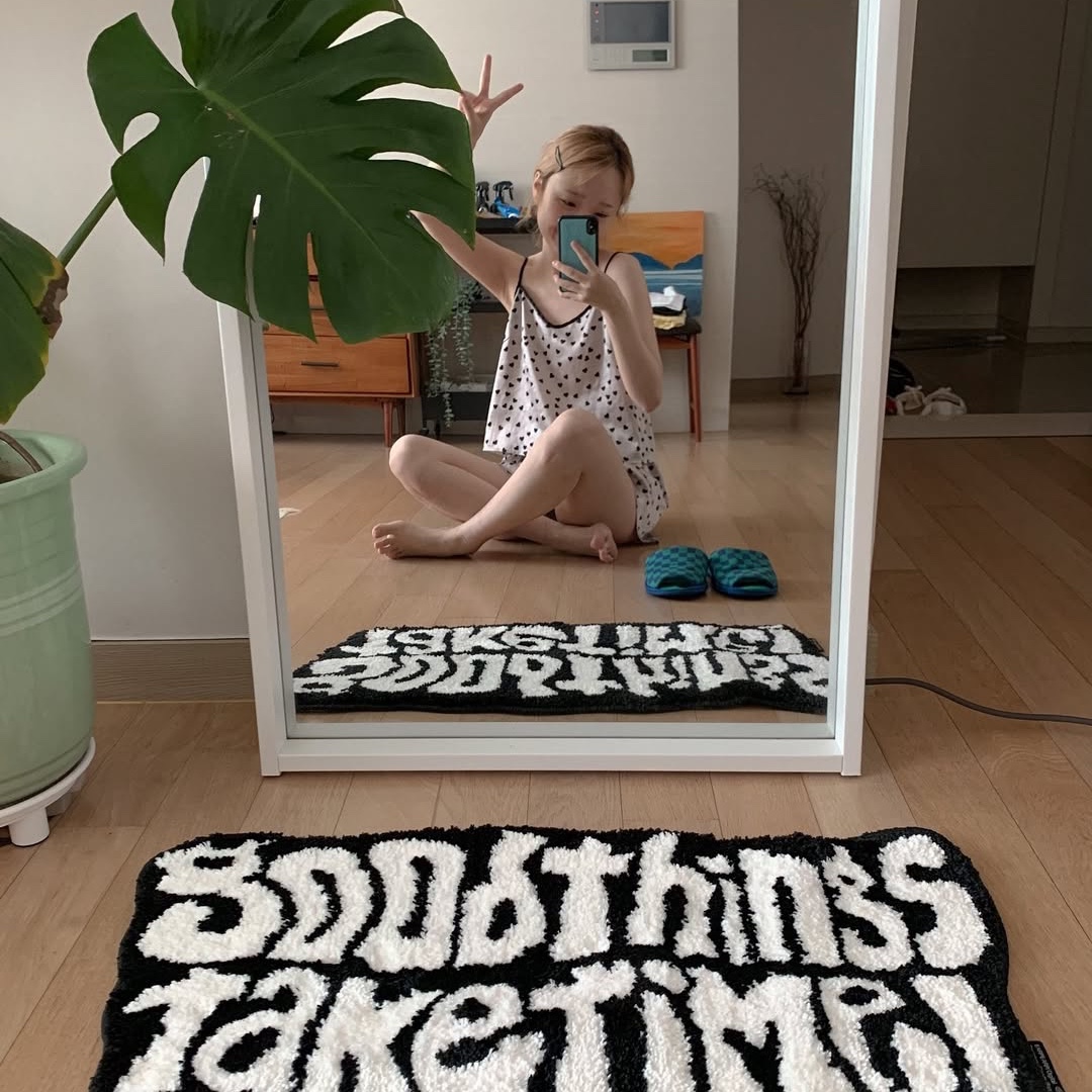 earpearp Good Things Take Time Rug Black 착용 스타일 - 3