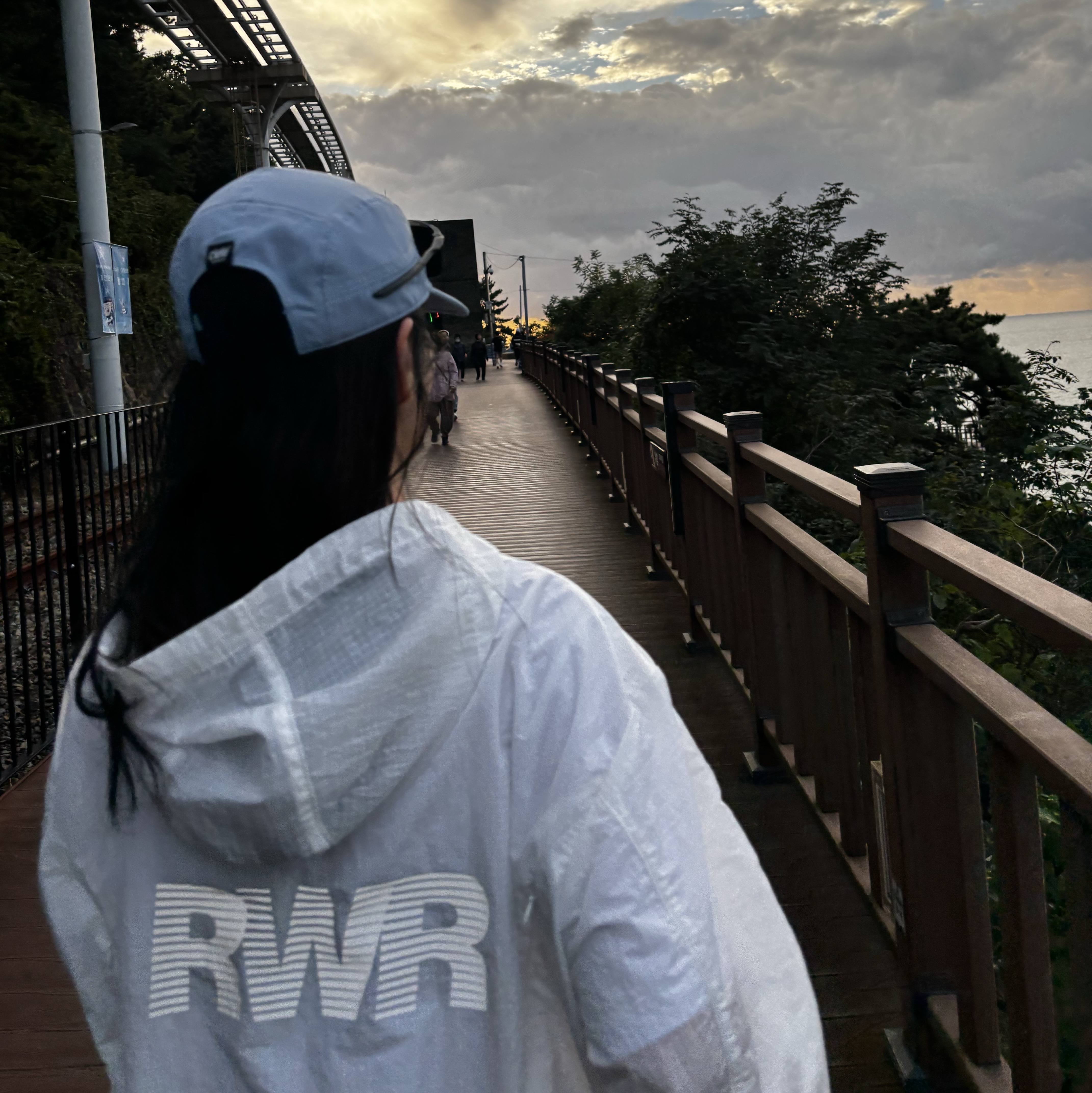 [KREAM 단독] runwhither Windbreaker Jacket V2 White 착용 스타일