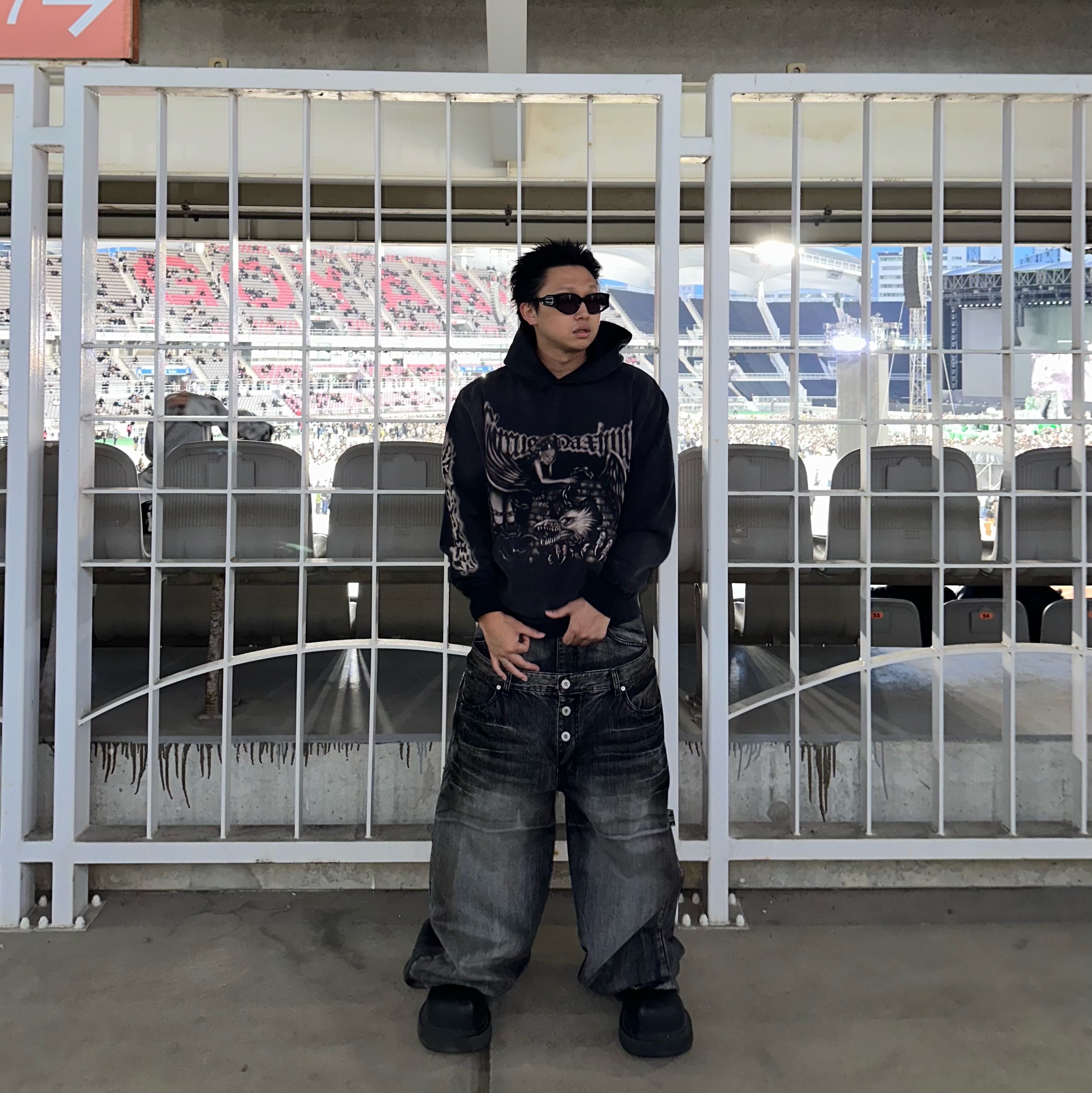 Travis Scott Circus Maximus Stadium Tour 25 Spray Hoodie Black 착용 스타일 - 1