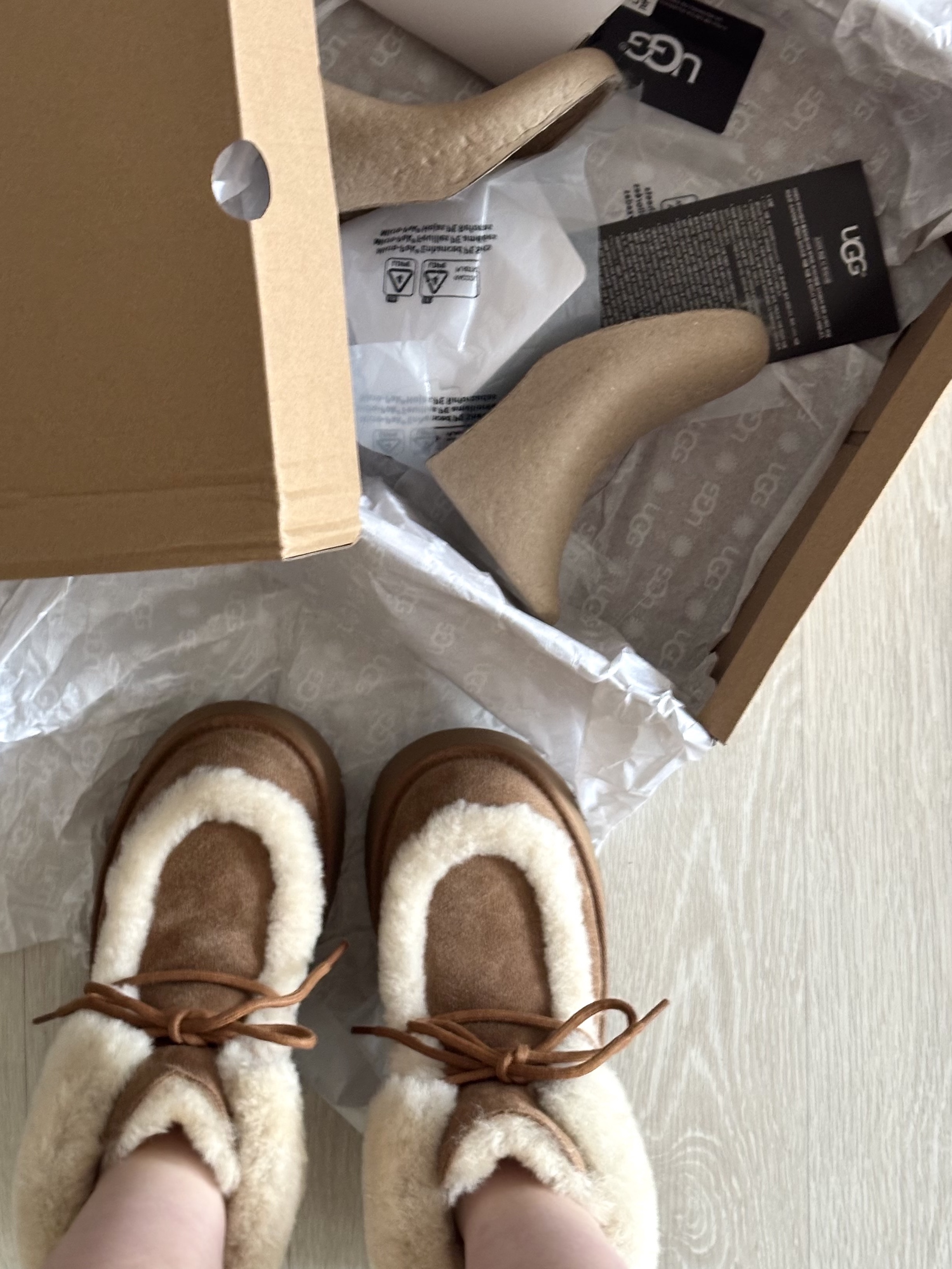 (W) UGG Esmee Lace Up Chestnut 착용 스타일 - 1