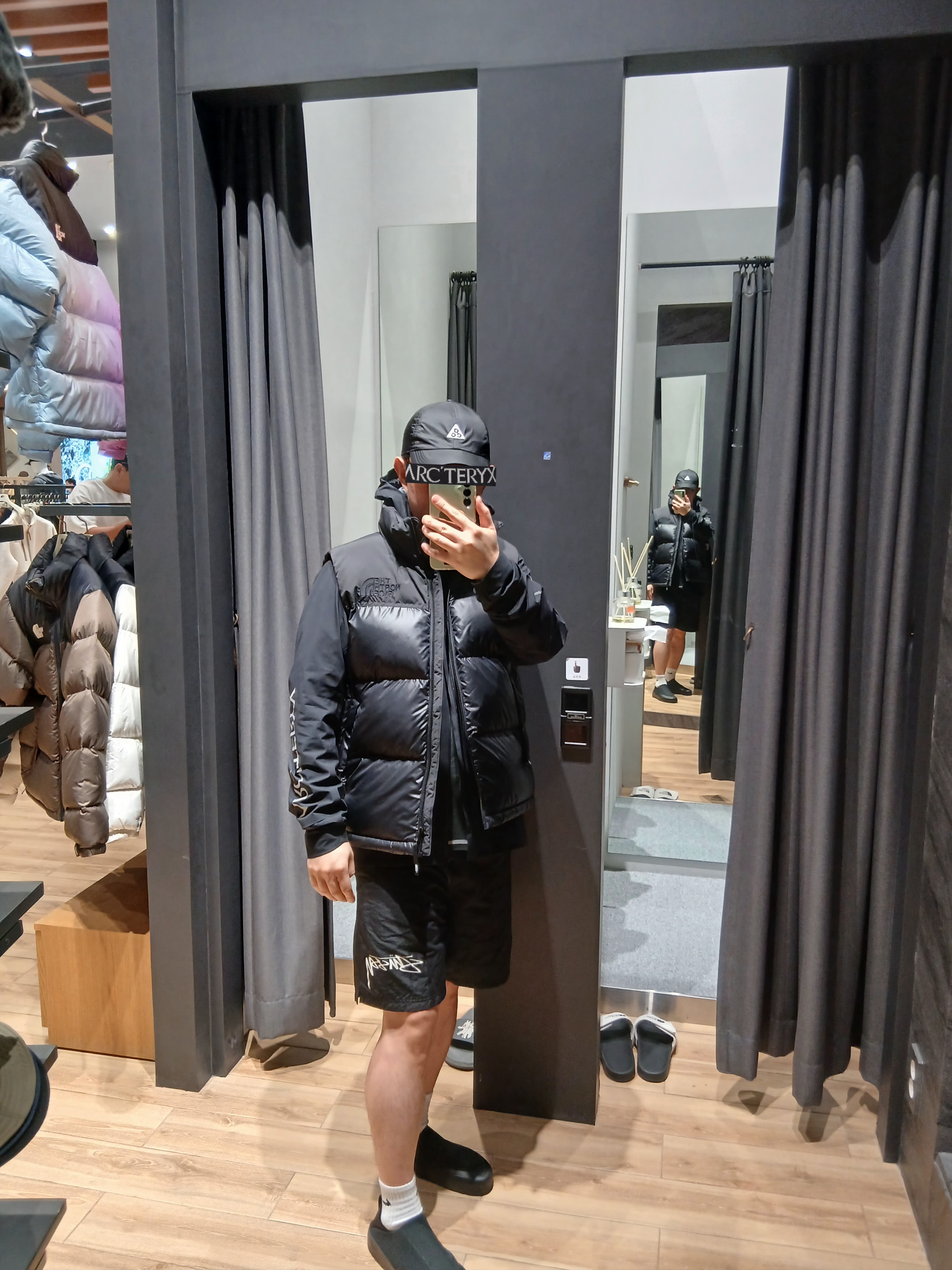 Nike ACG Trail Cap Black, Arc'teryx Norvan Jacket Black 착용 스타일 - 1