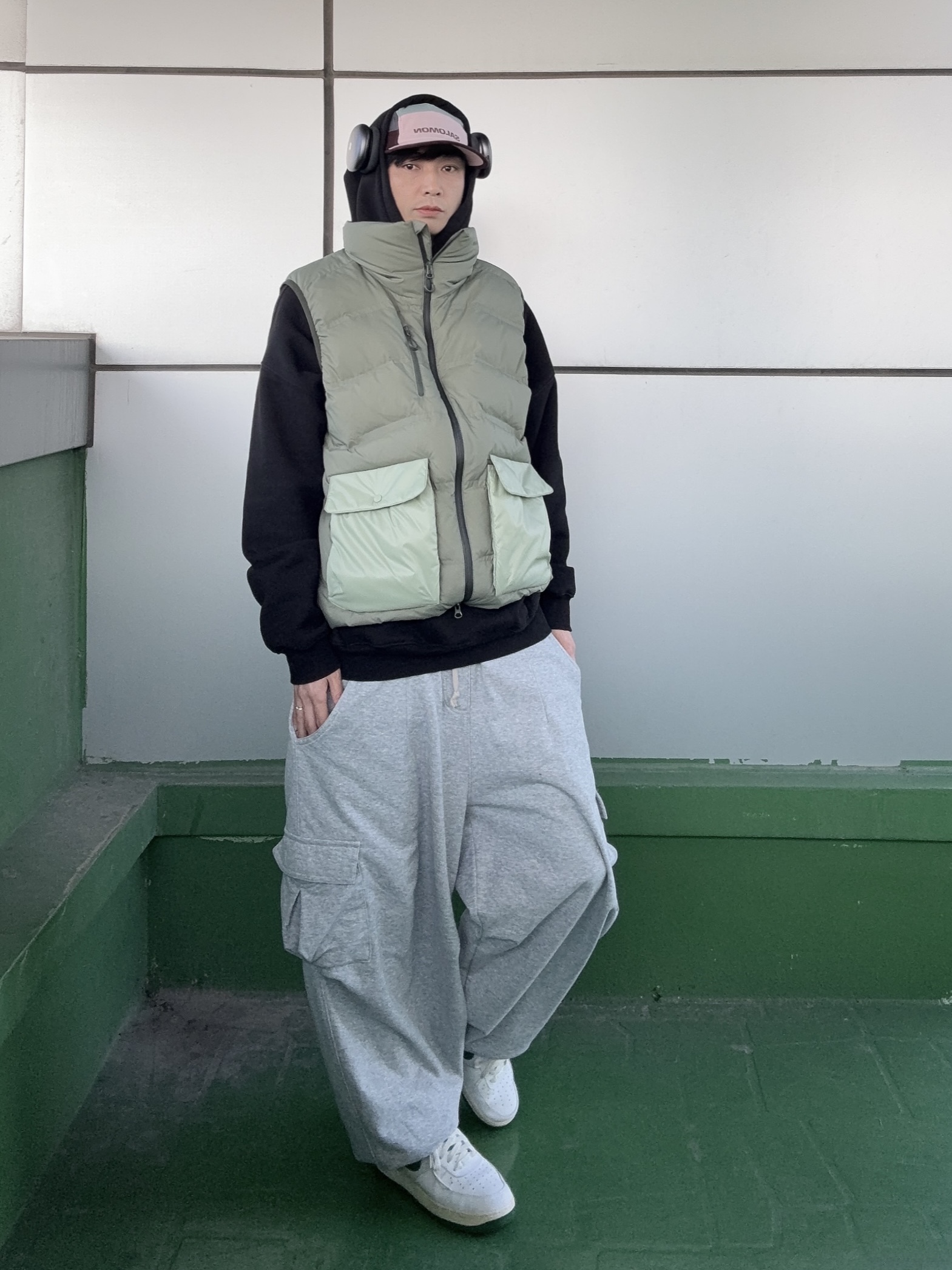 Nike Air Force 1 '07 LV8 Varsity White Pine Green, IAB Studio Hoodie Black 착용 스타일 - 2