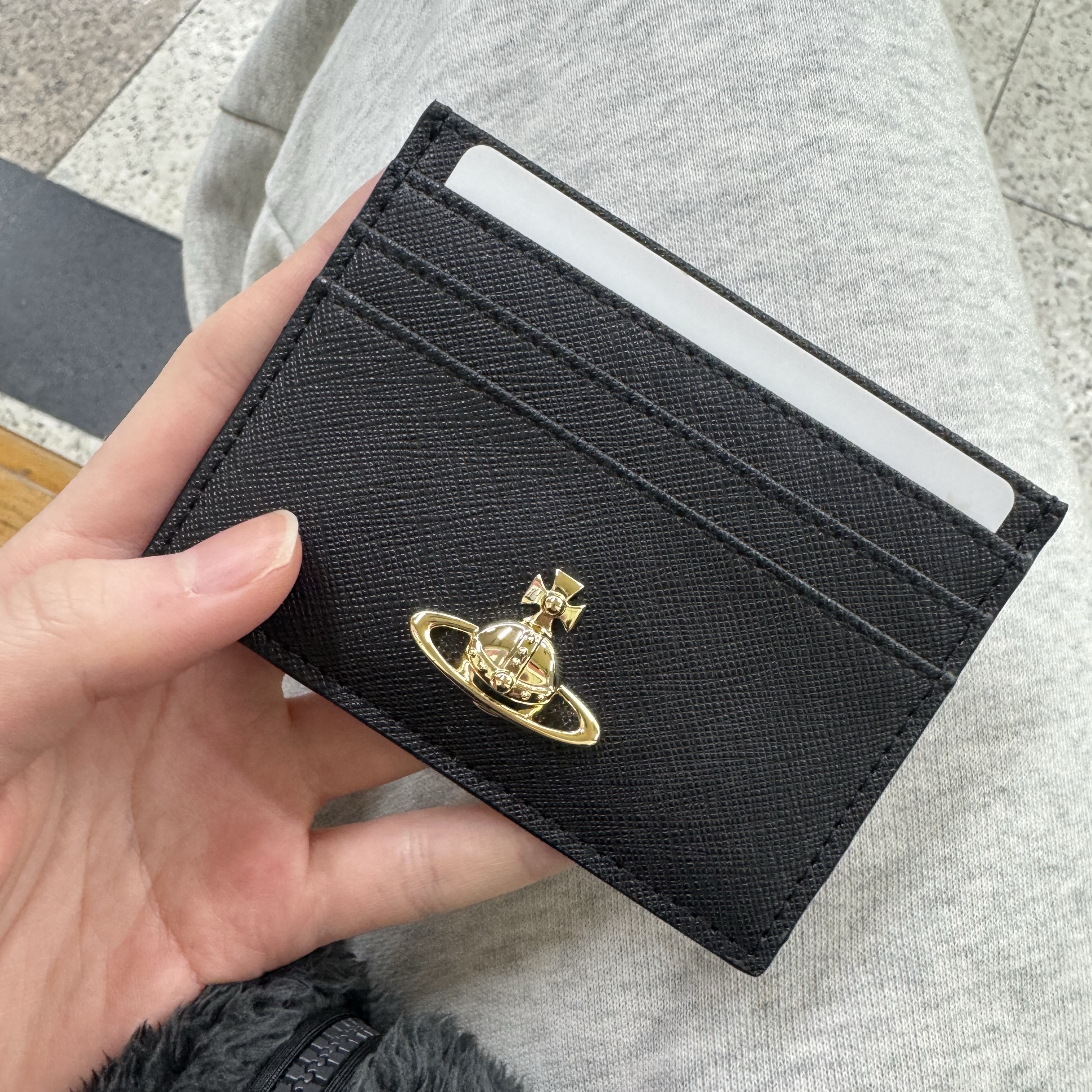 Vivienne Westwood Logo Flat Card Holder Black 착용 스타일