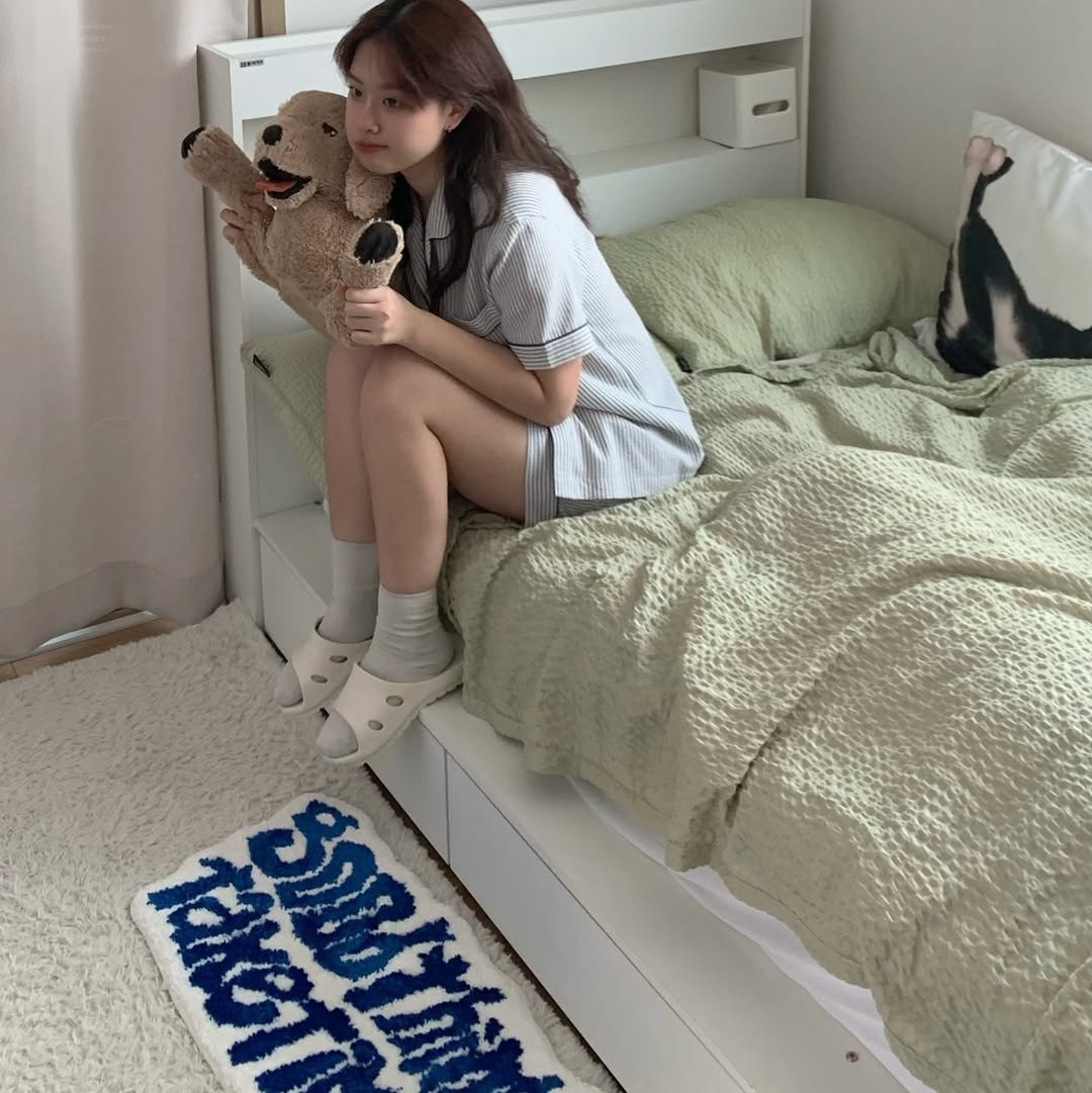 earpearp Good Things Take Time Rug Blue 착용 스타일 - 2