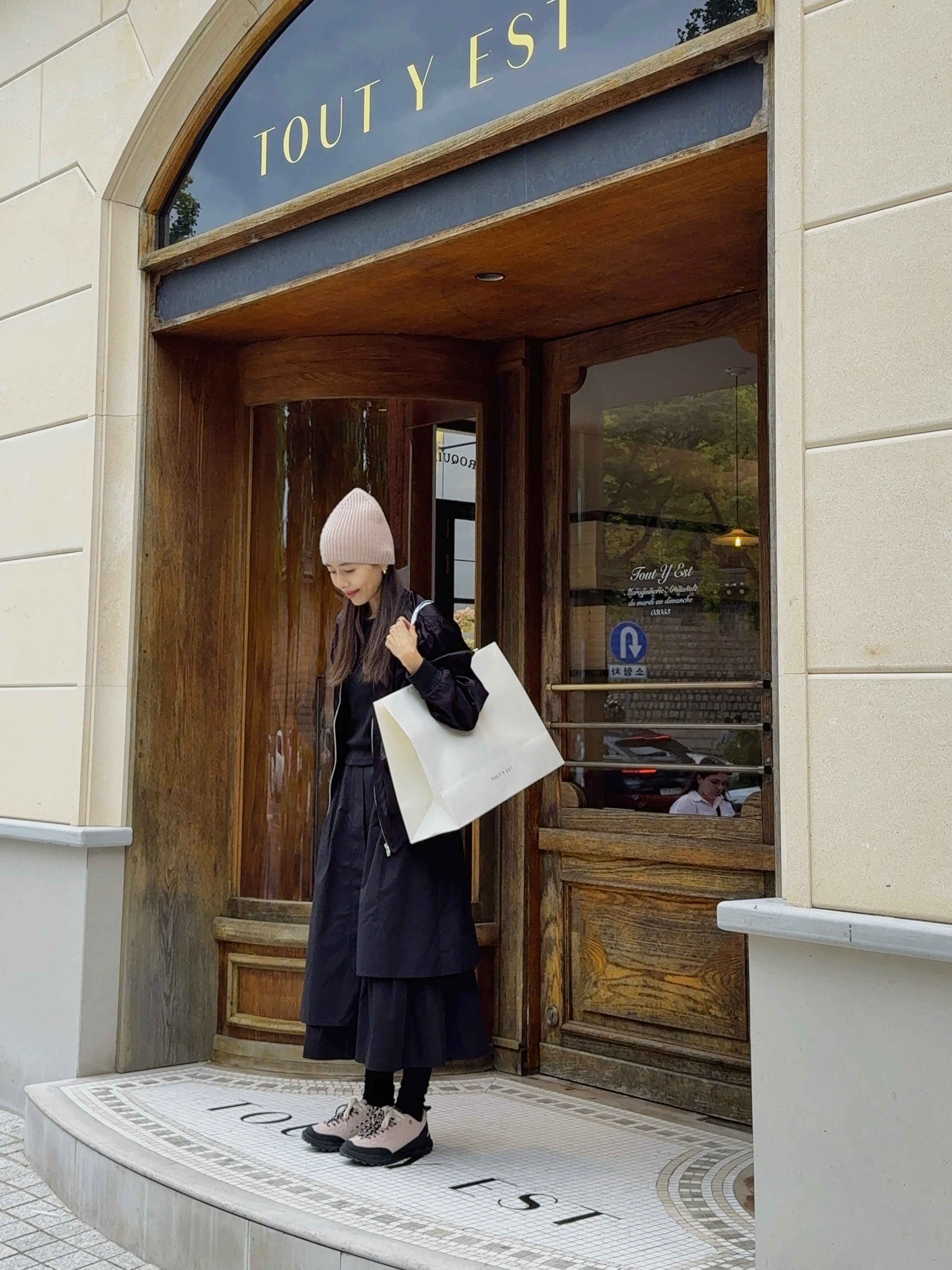 SATUR X KEEN JASPER ZIONIC Light Pink, CDG '84-85 Staff Blouson Black 착용 스타일 - 3