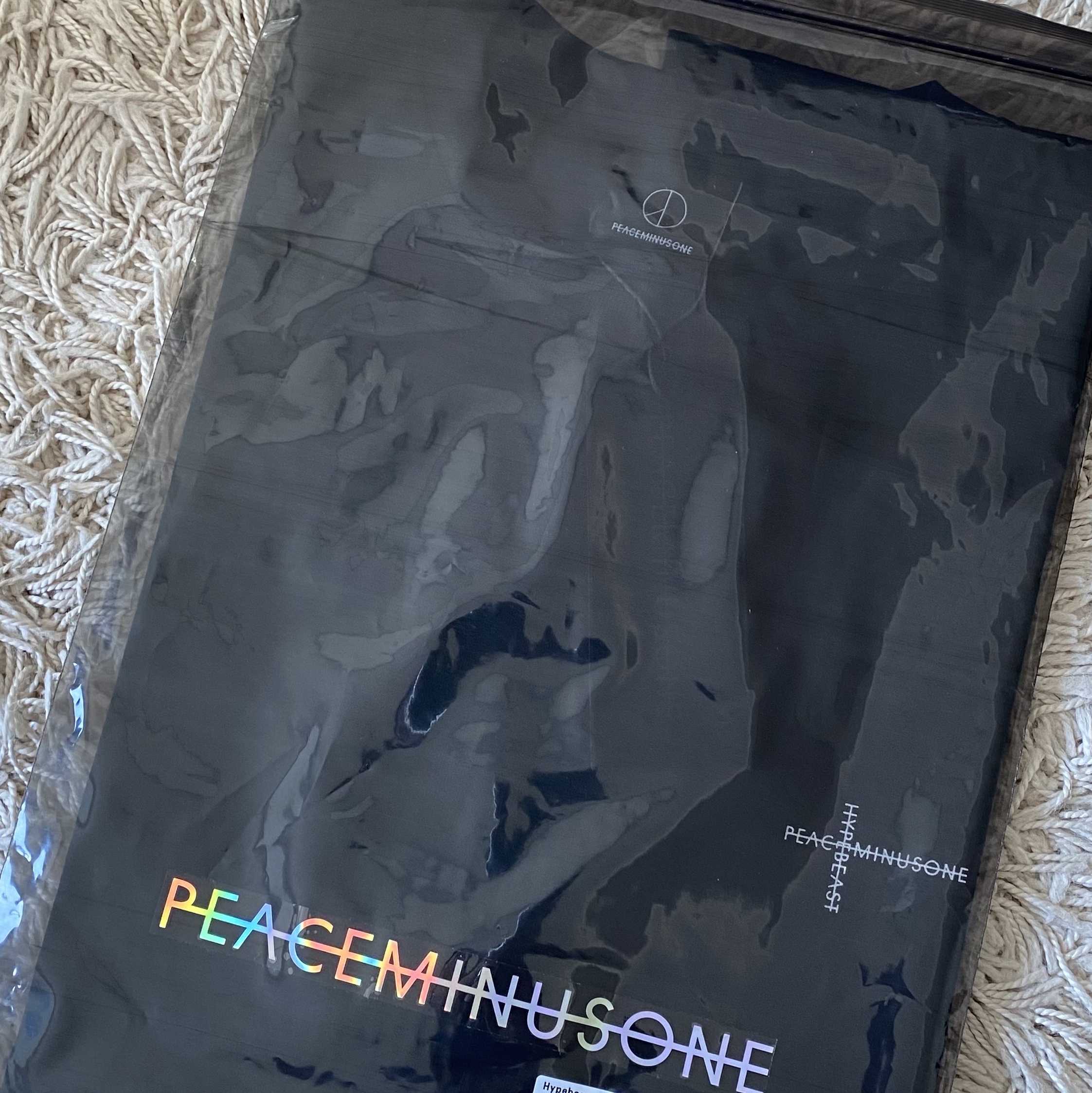 Peaceminusone x Hypebeast 20th Anniversary T-Shirt Black 착용 스타일 - 3
