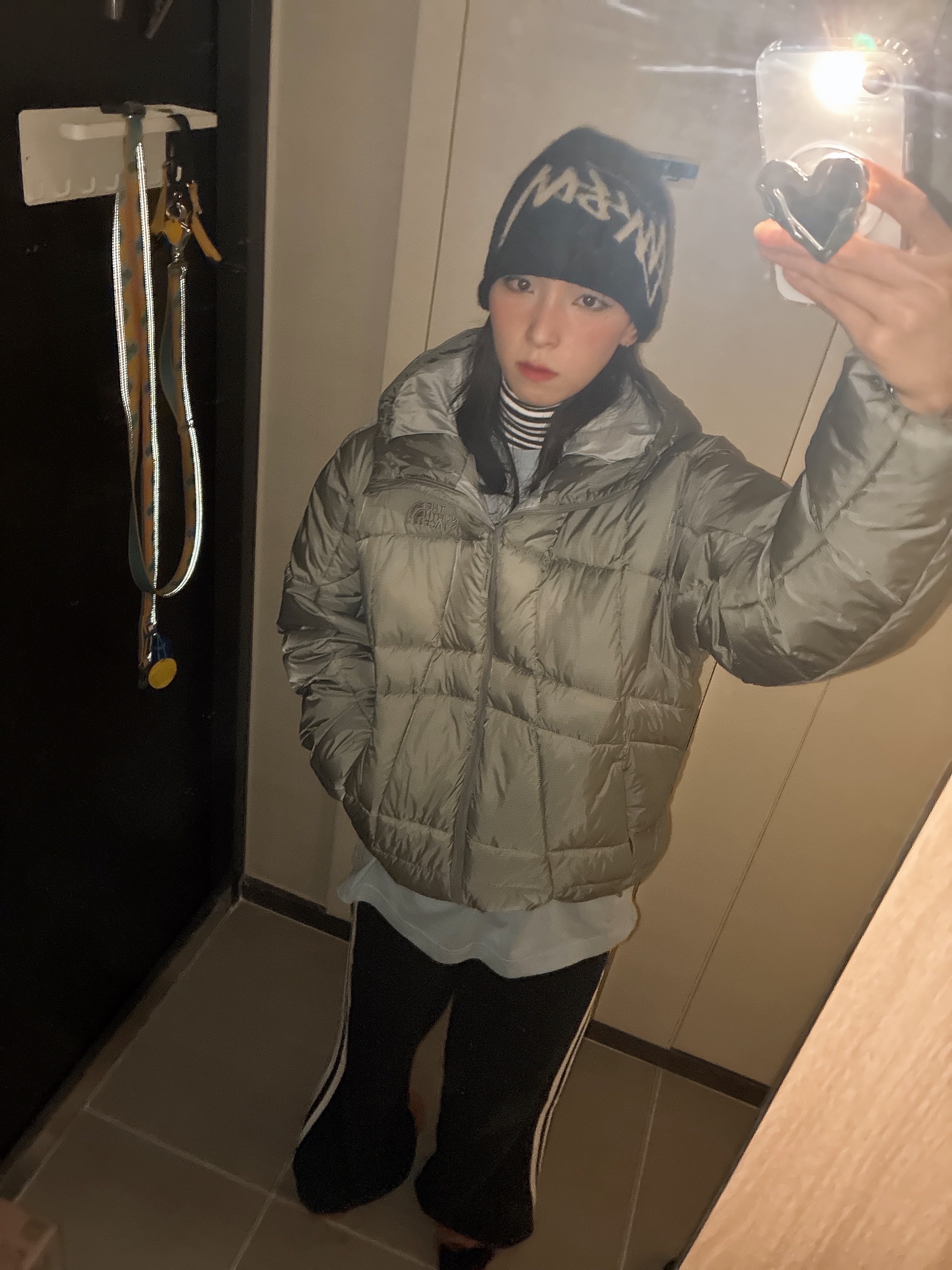 Stussy Brushed Out Stock Skullcap Beanie Black, The North Face Wave LT On Jacket Gray 착용 스타일