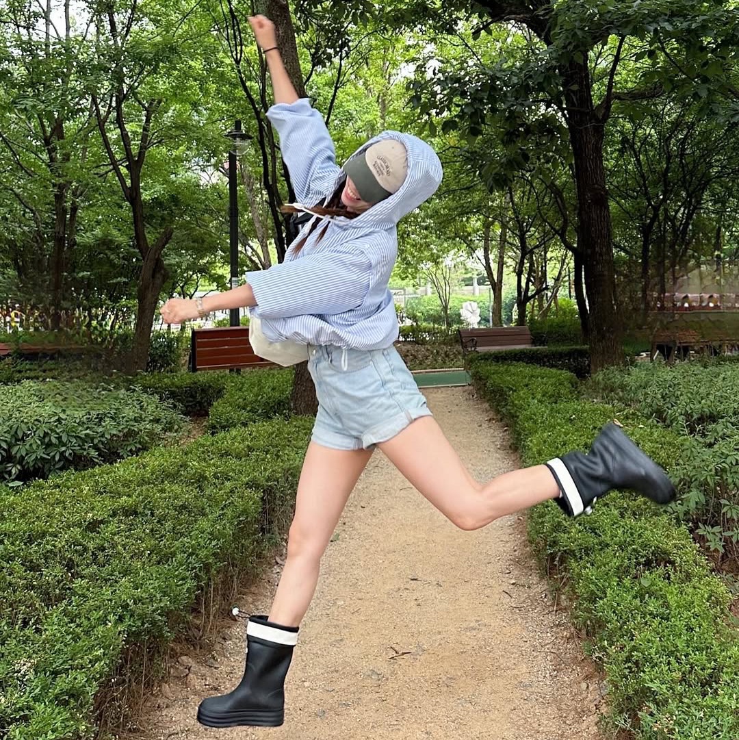 earpearp Sheer String Rain Boots Middle Black 착용 스타일 - 3