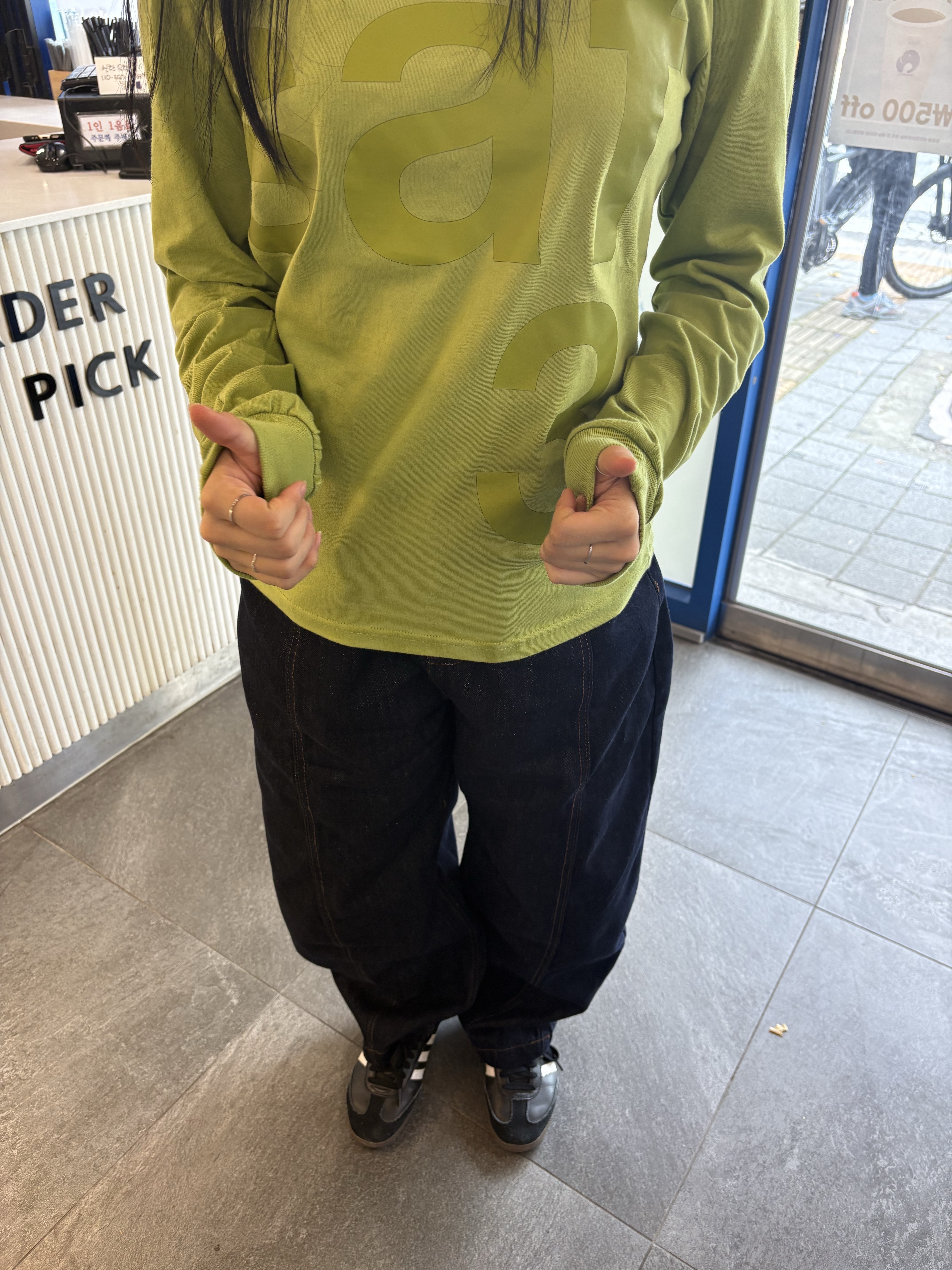 [KREAM 단독] Safarispot Basic Safari LS T-Shirt Green, Adidas Samba OG Black White Gum 착용 스타일 - 2