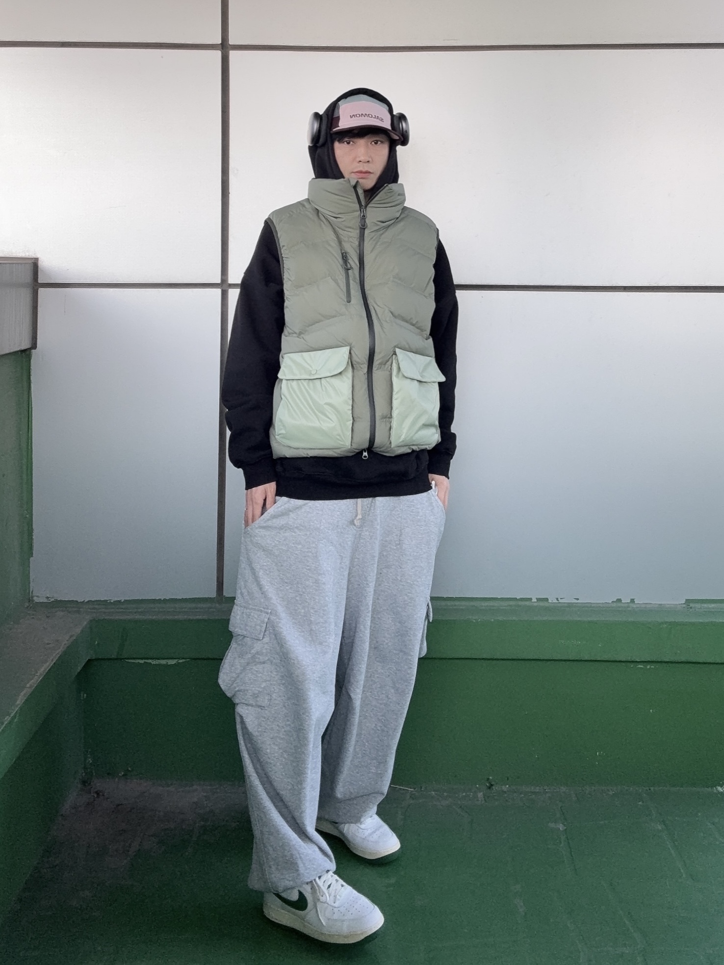 Nike Air Force 1 '07 LV8 Varsity White Pine Green, IAB Studio Hoodie Black 착용 스타일 - 4