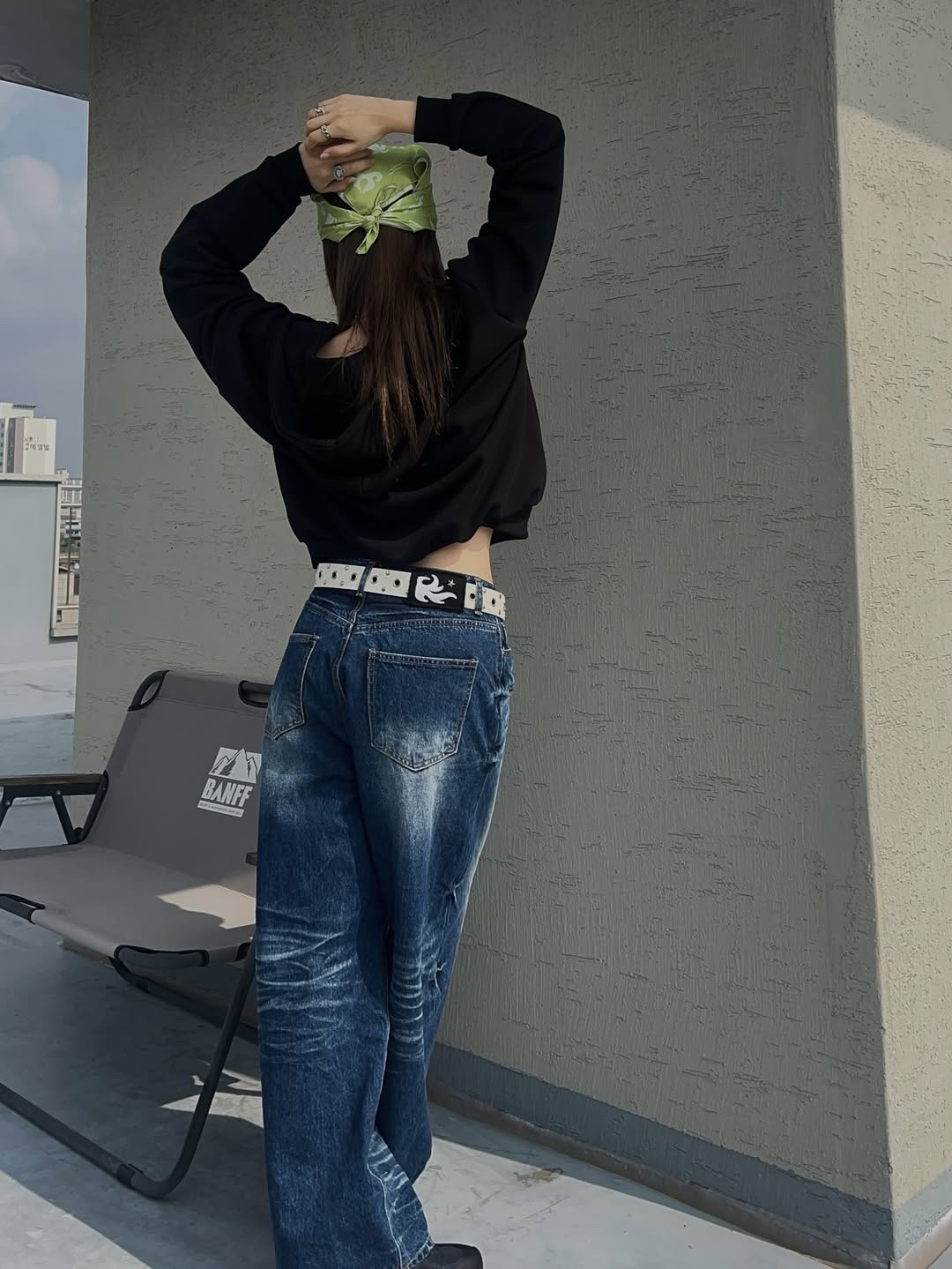 SSERPE Starry Night Washed Wide Denim Pants Blue 착용 스타일 - 2