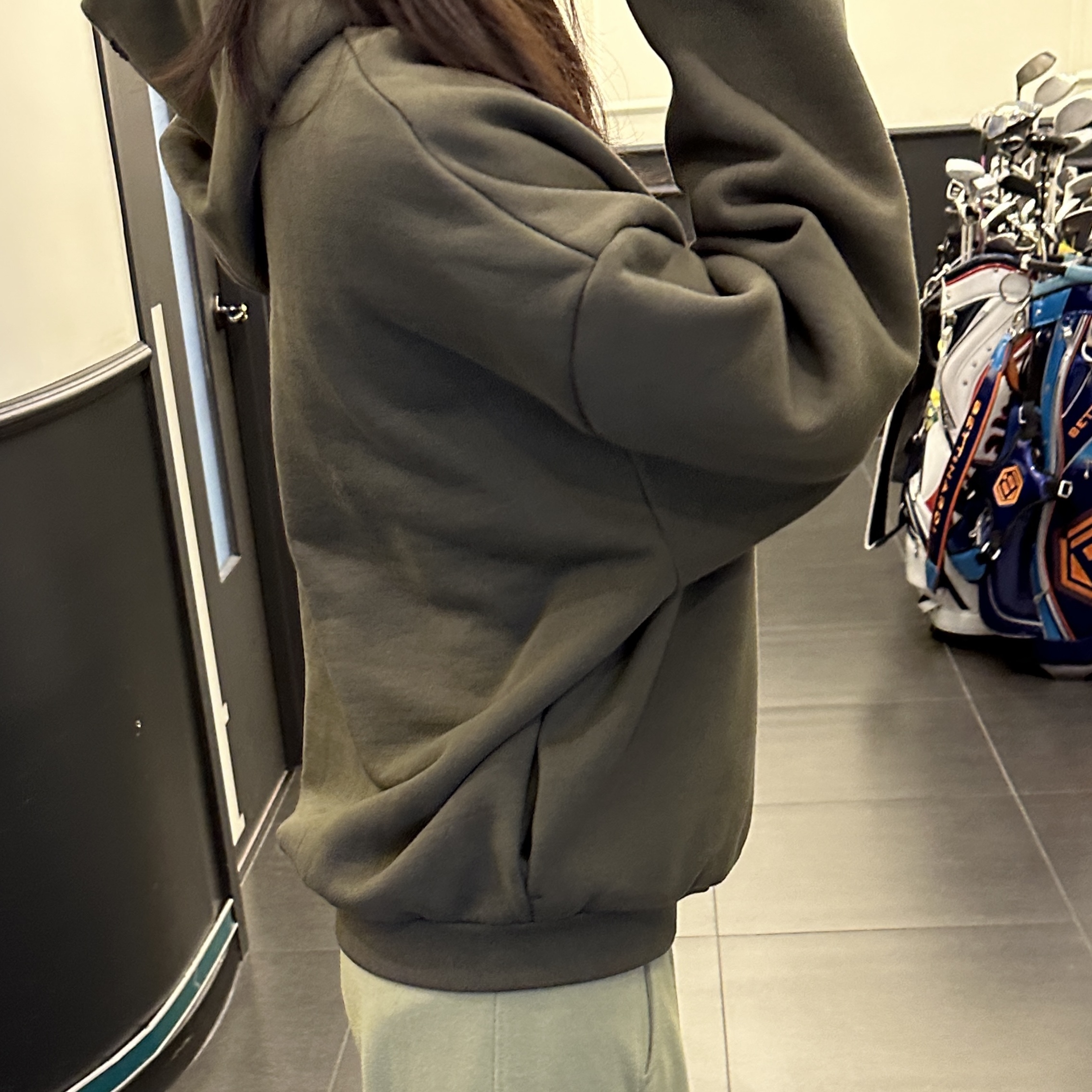 Essentials Fleece Hoodie Military - 24FW 착용 스타일 - 3
