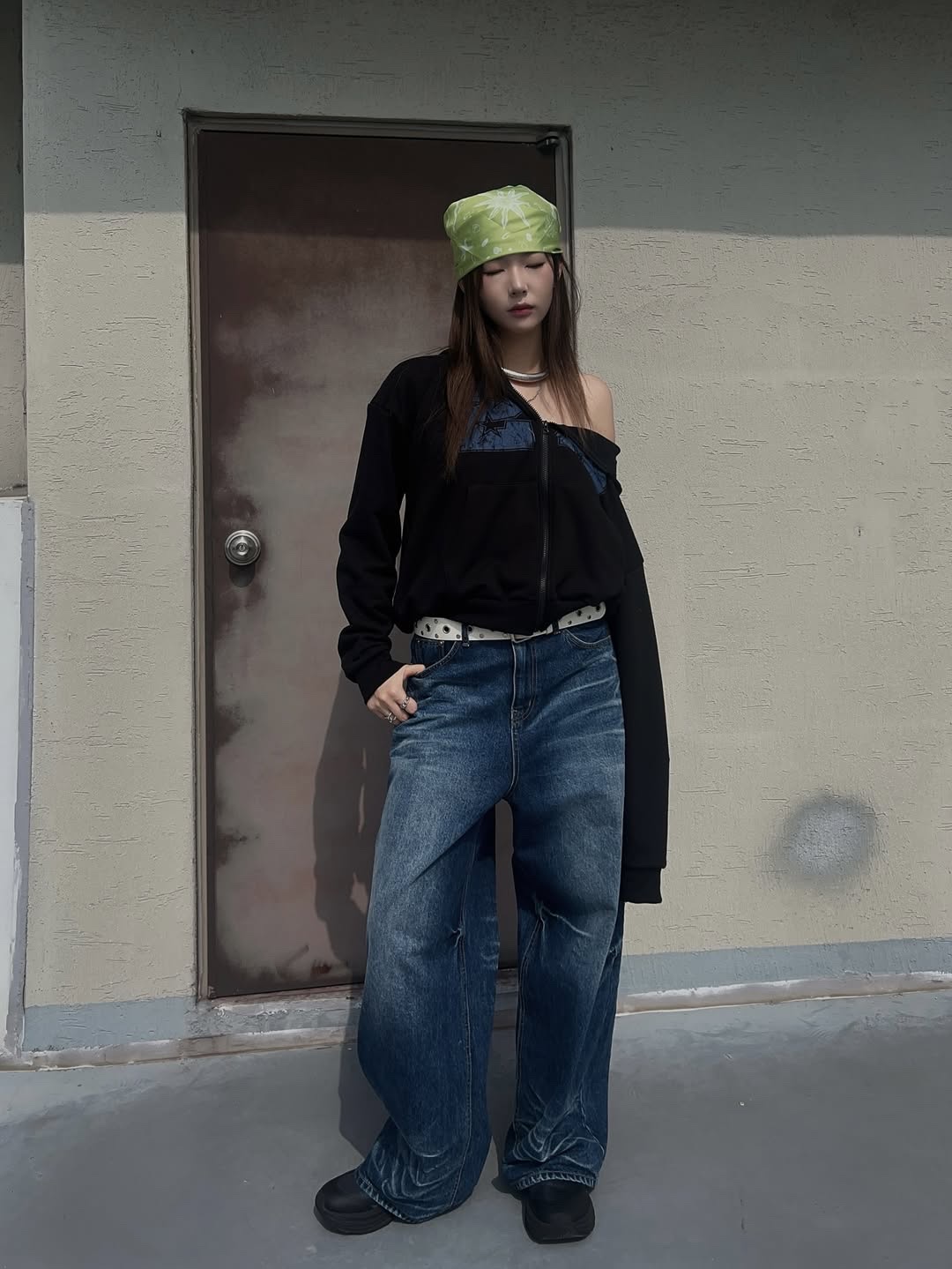 SSERPE Starry Night Washed Wide Denim Pants Blue 착용 스타일 - 1