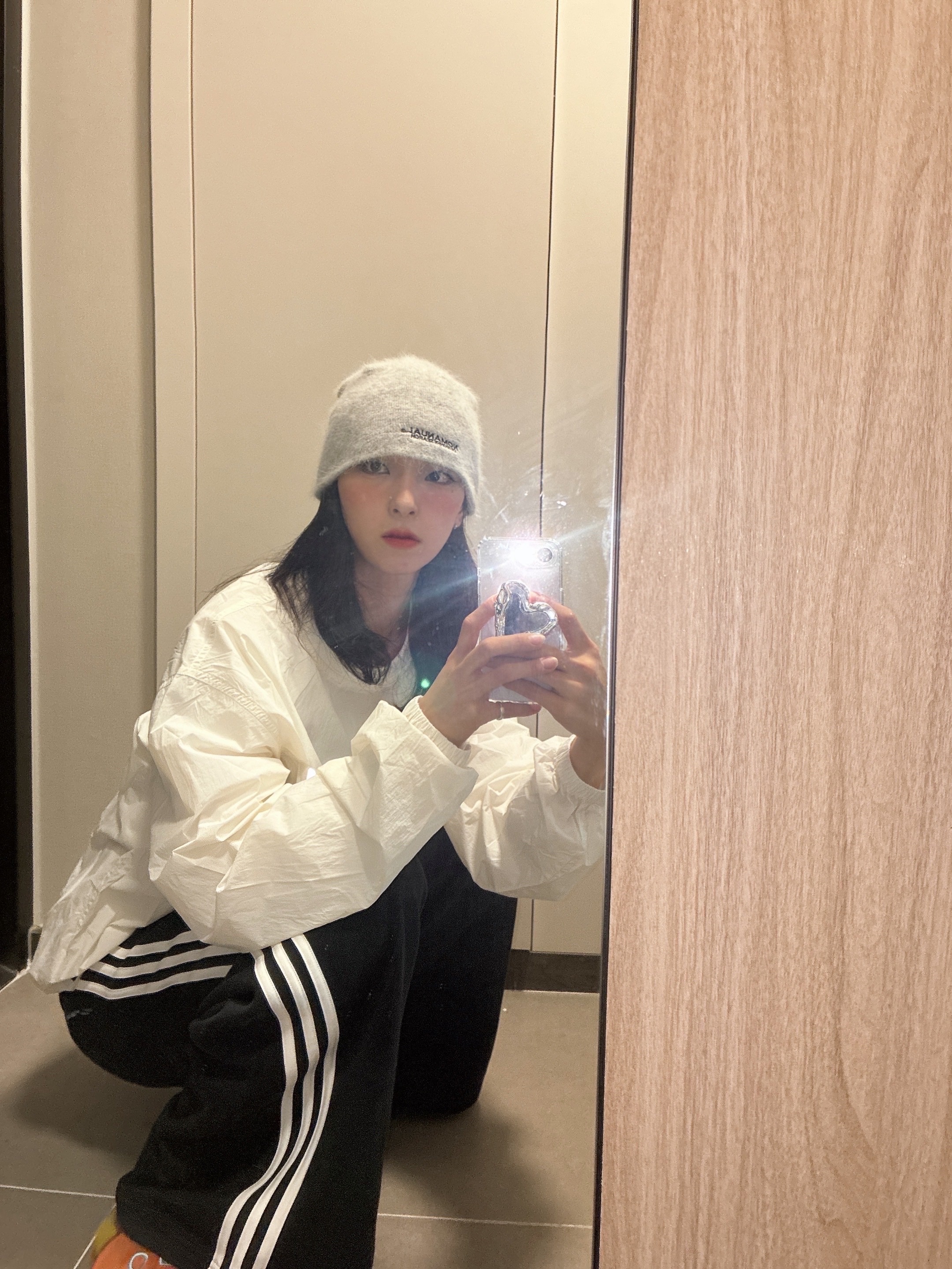 NOMANUAL NM Hairy Beanie Light Gray, [KREAM 단독] runwhither Windbreaker MTM White 착용 스타일 - 3