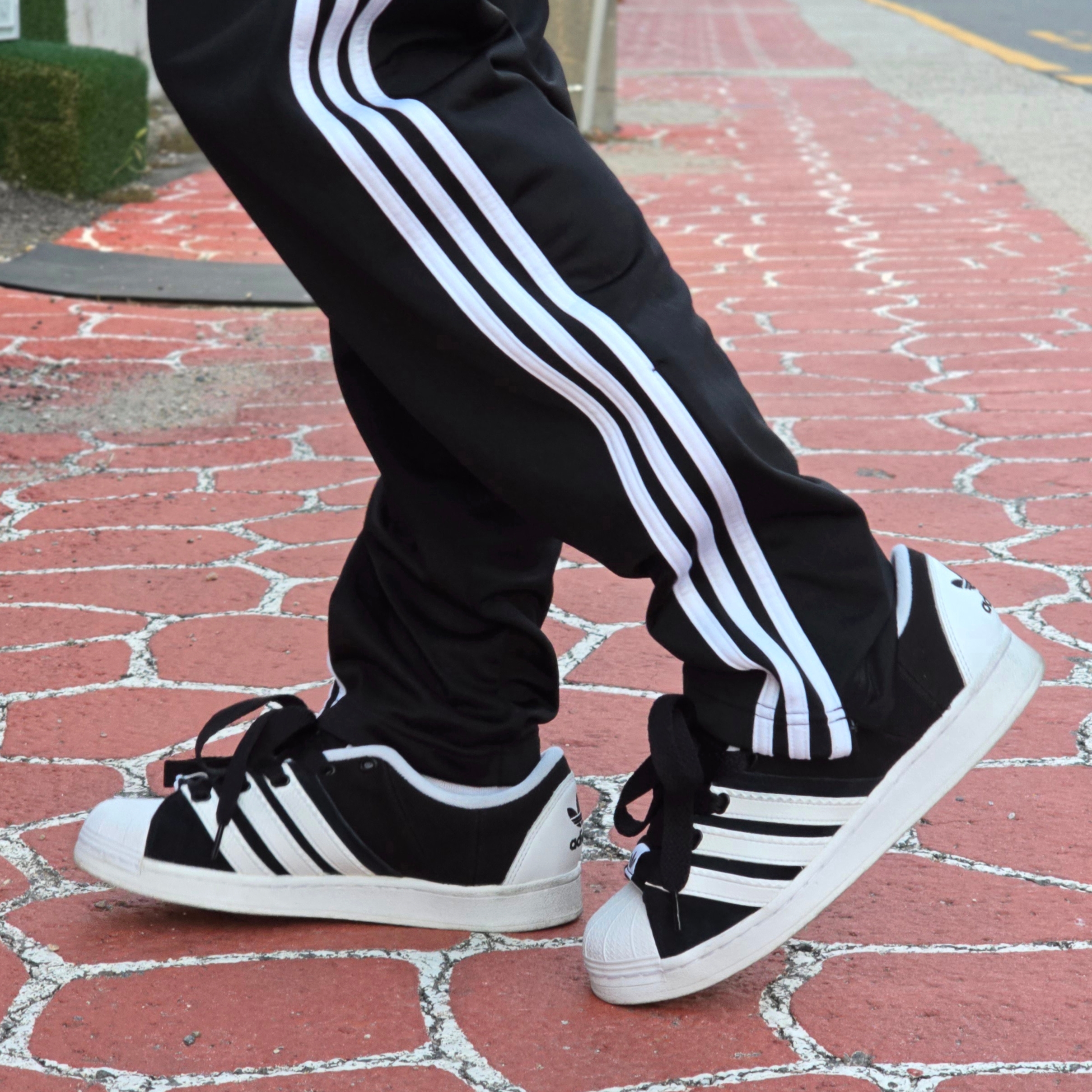 Adidas Superstar Supermodified Core Black Cloud White 착용 스타일 - 1