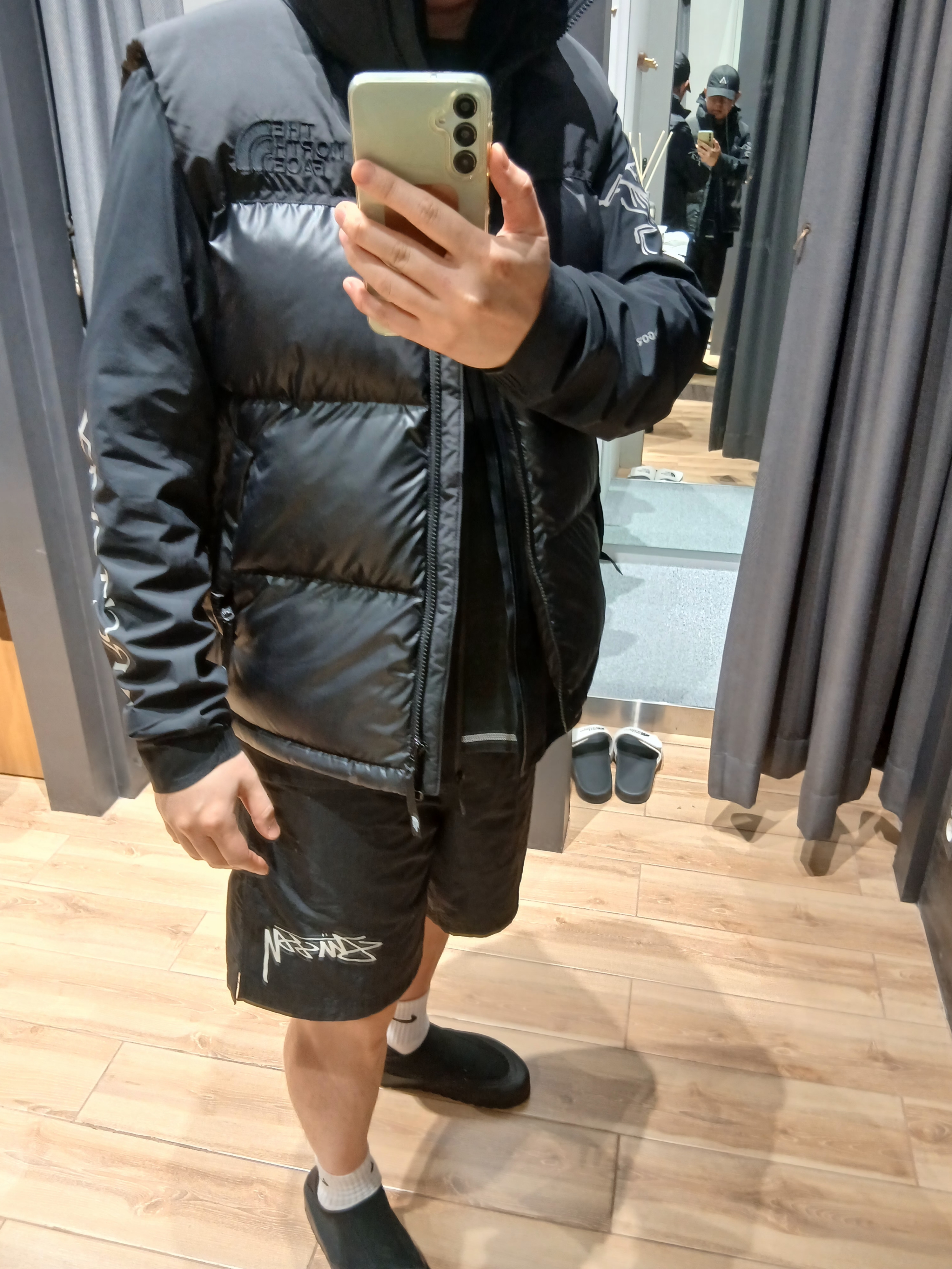 Nike ACG Trail Cap Black, Arc'teryx Norvan Jacket Black 착용 스타일 - 3