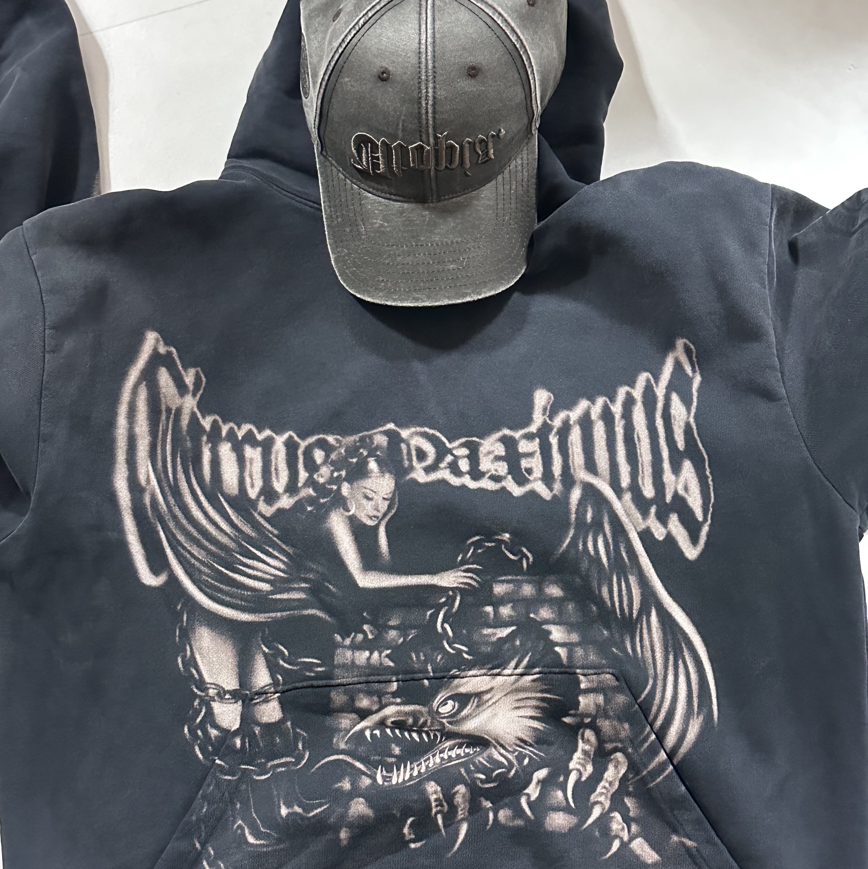 Travis Scott Circus Maximus Stadium Tour 25 Spray Hoodie Black, Travis Scott Circus Maximus Stadium Tour 25 Wax Hat 착용 스타일